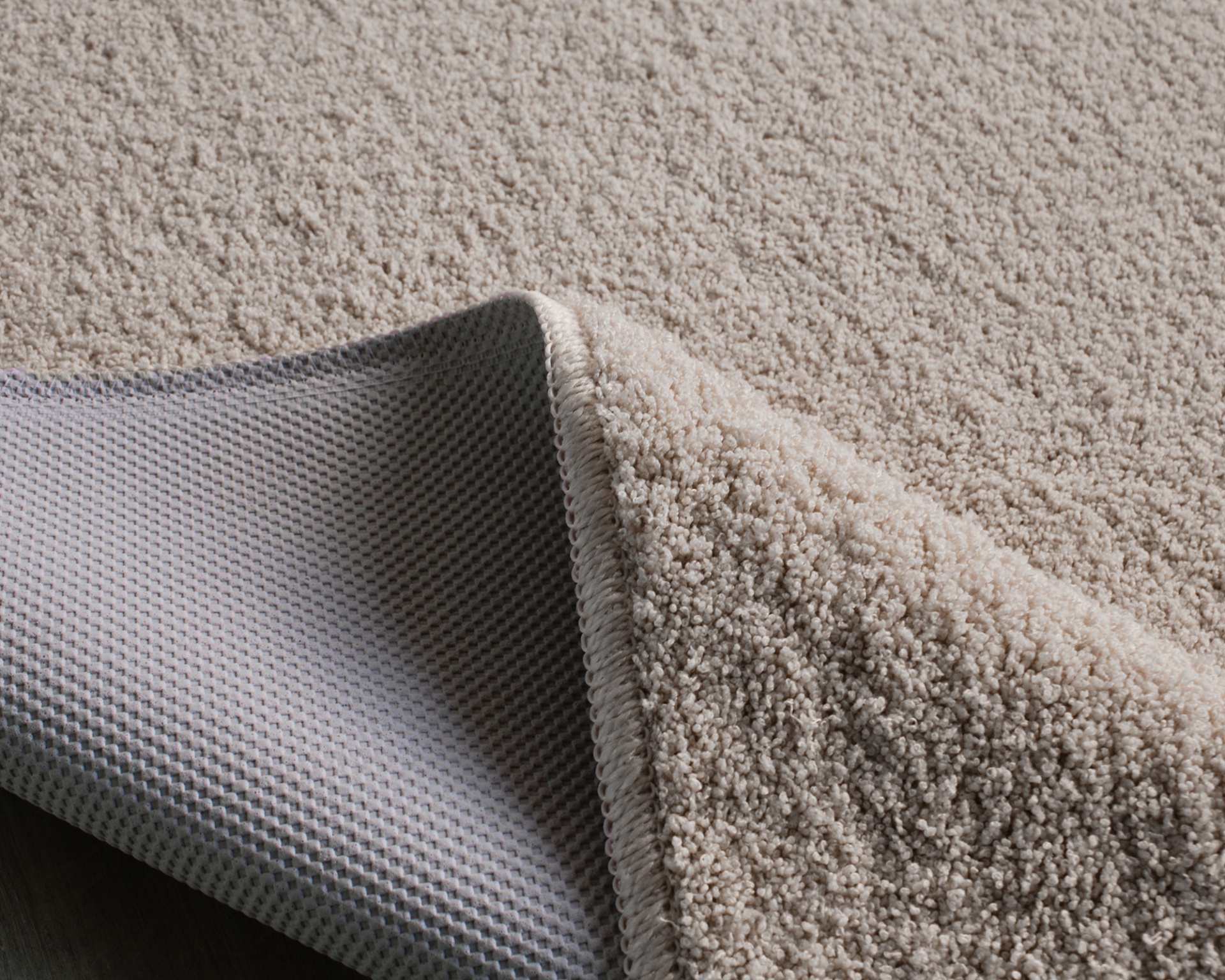 tapete bege claro felpudo com verso antiderrapante cinzento