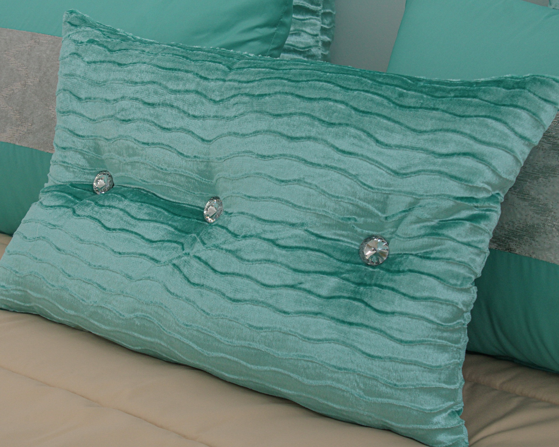 Almofada verde água com padrão ondulado e botões decorativos