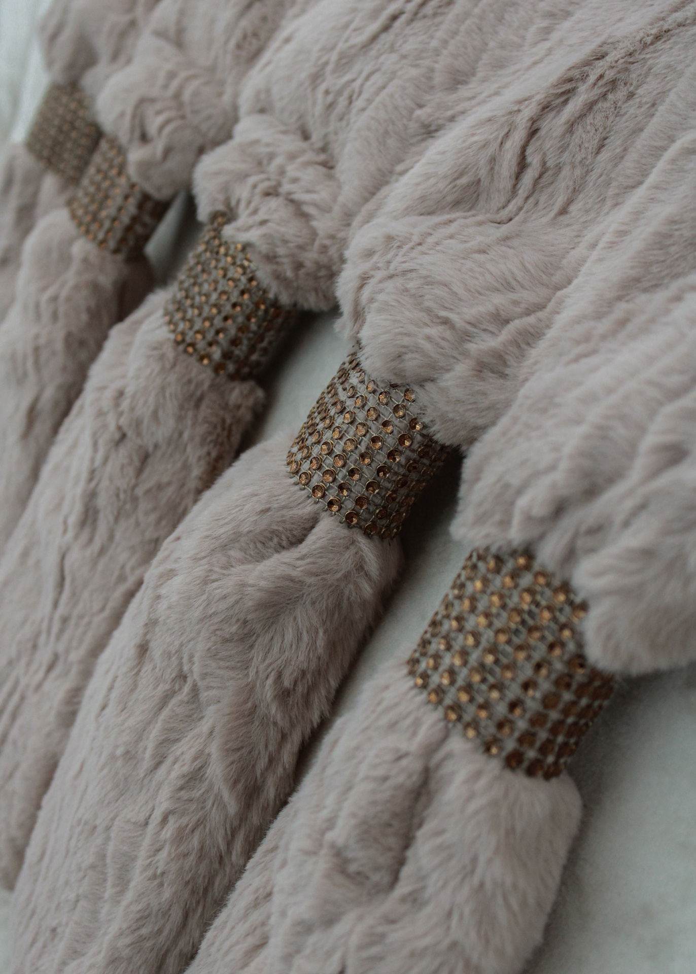 Luvas felpudas bege com punhos decorados com brilhantes dourados