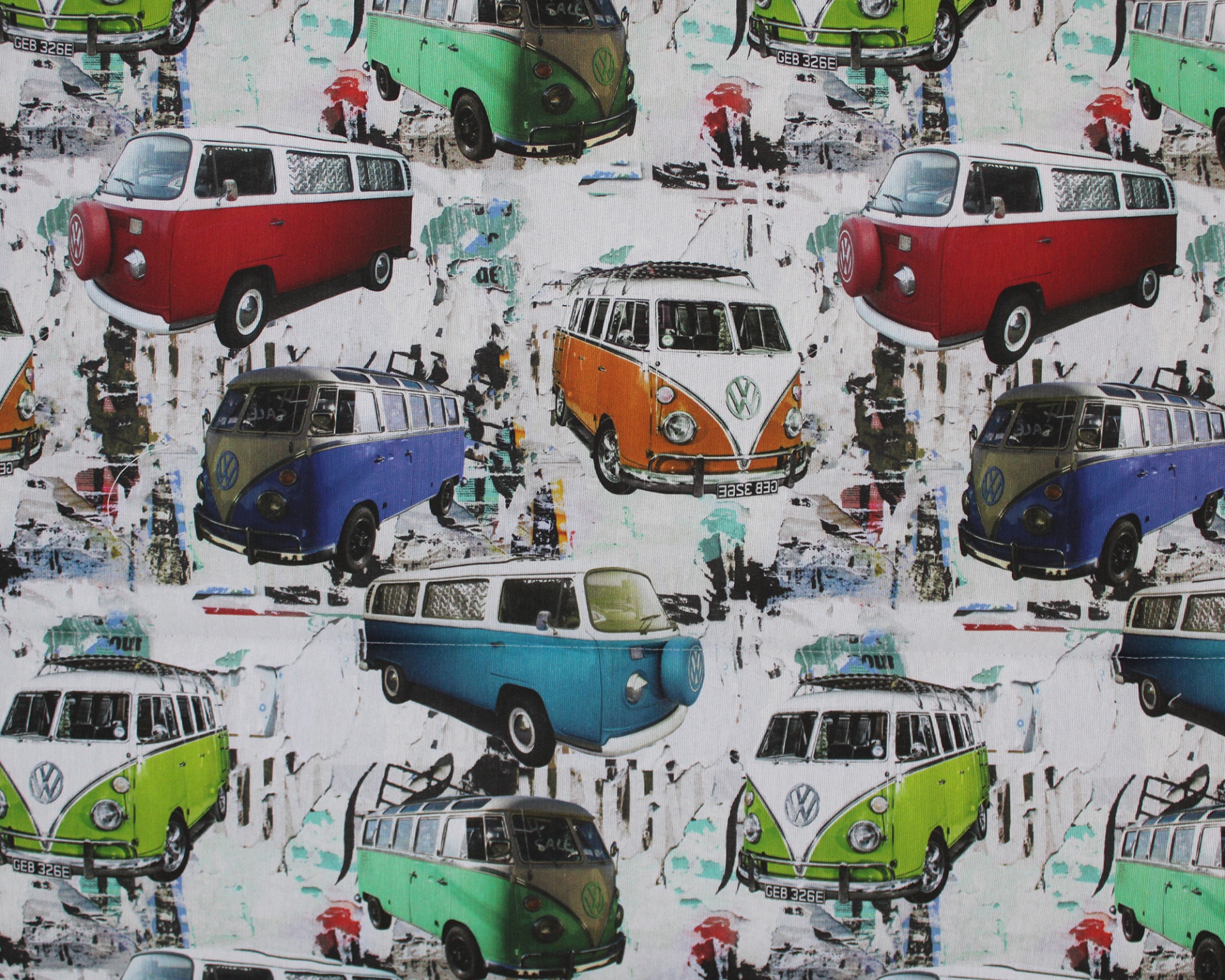 Tecido com padrão de carrinhas VW coloridas sobre fundo branco