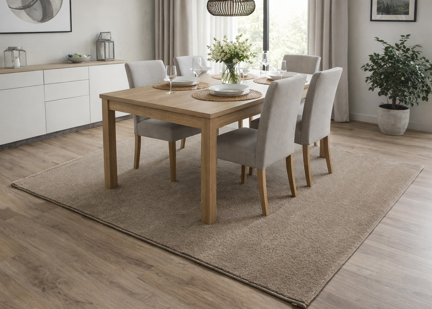 Mesa de jantar retangular de madeira clara com seis cadeiras cinza claro num tapete bege