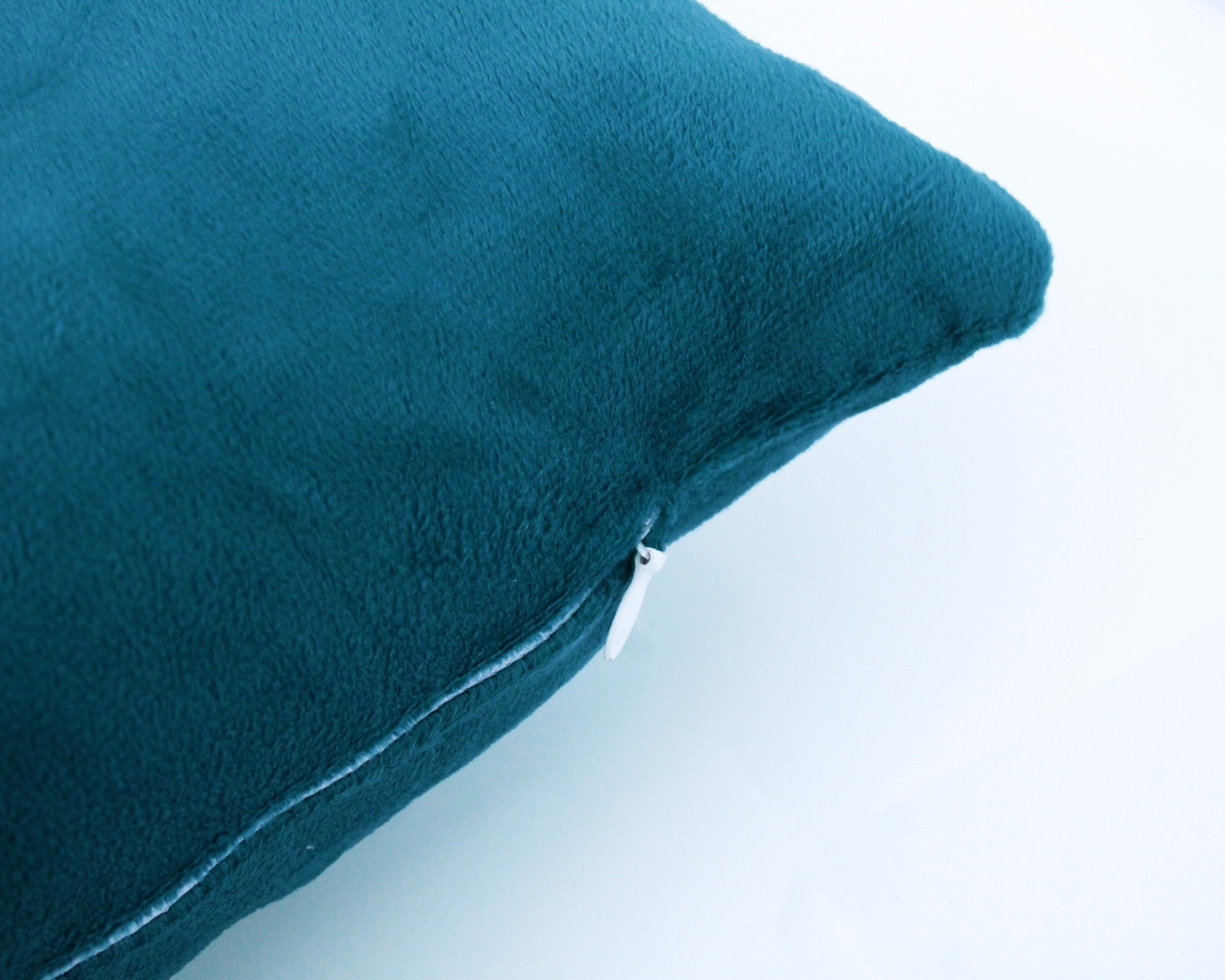 almofada azul turquesa com fecho branco