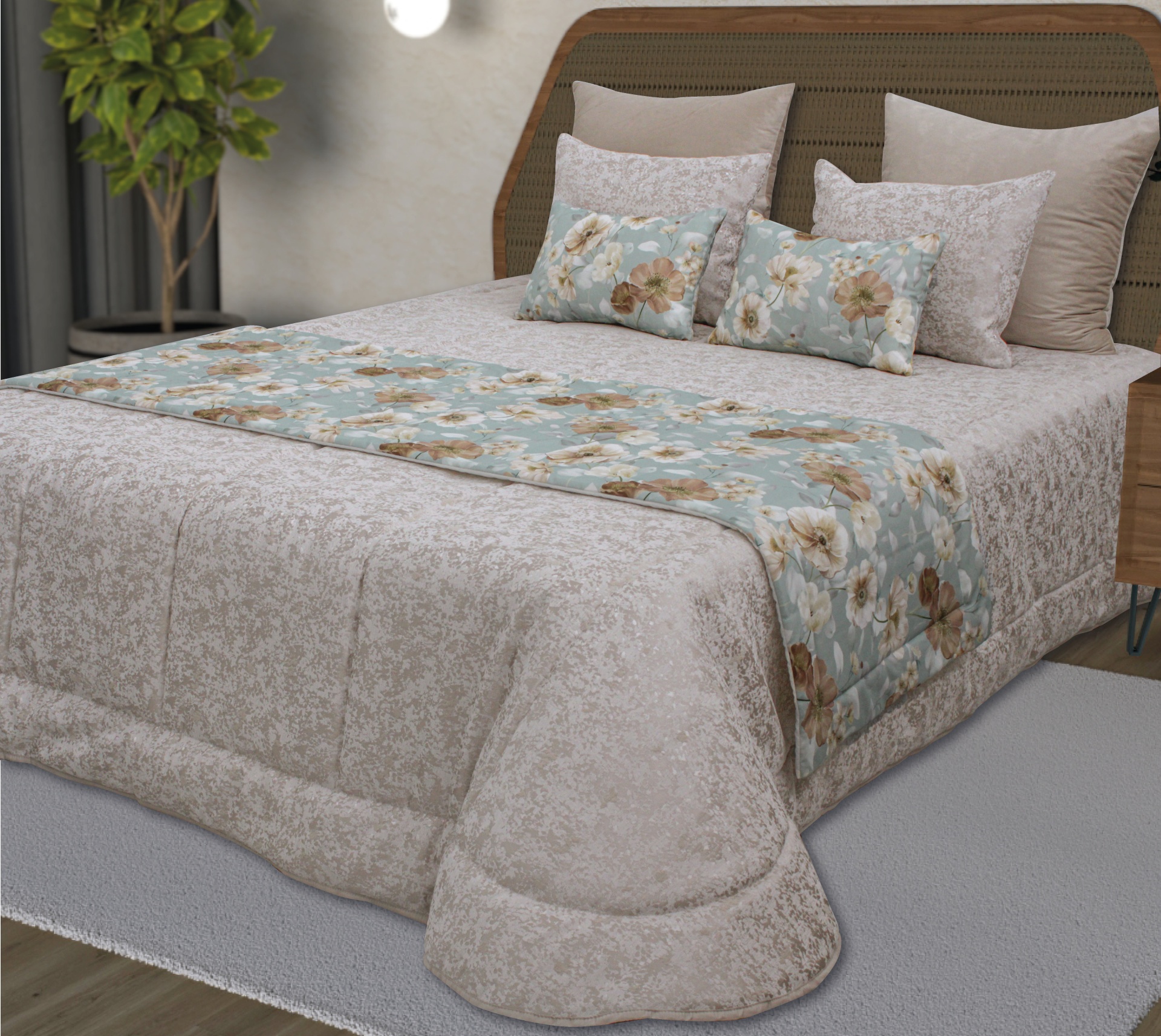 Conjunto de cama com colcha bege, passadeira floral azul e almofadas a combinar.