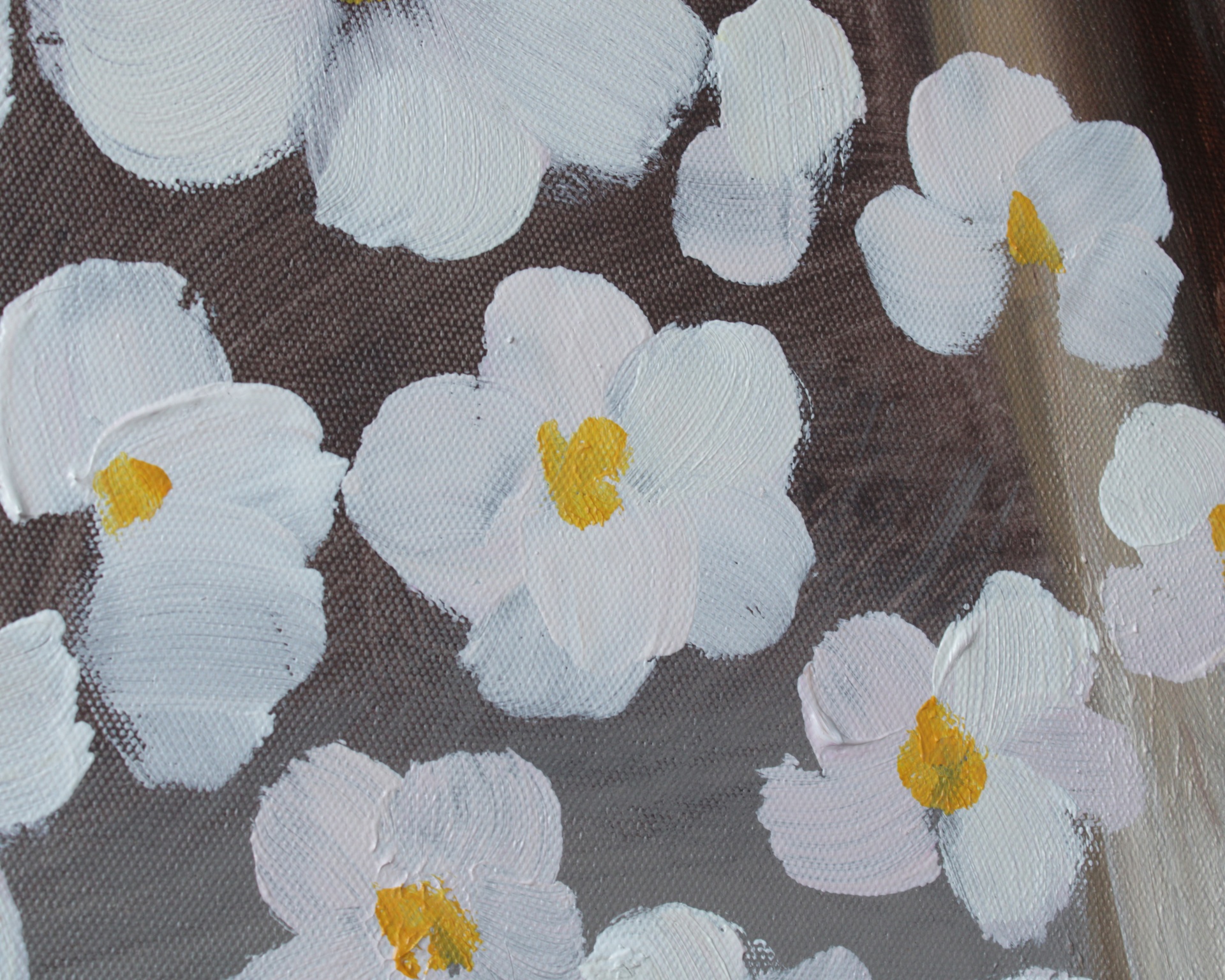Pintura em tela de flores brancas com centros amarelos e fundo escuro.
