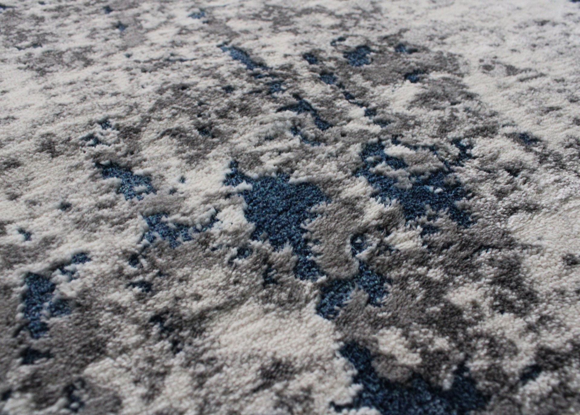 tapete com padrão abstrato cinza azul e branco, textura felpuda