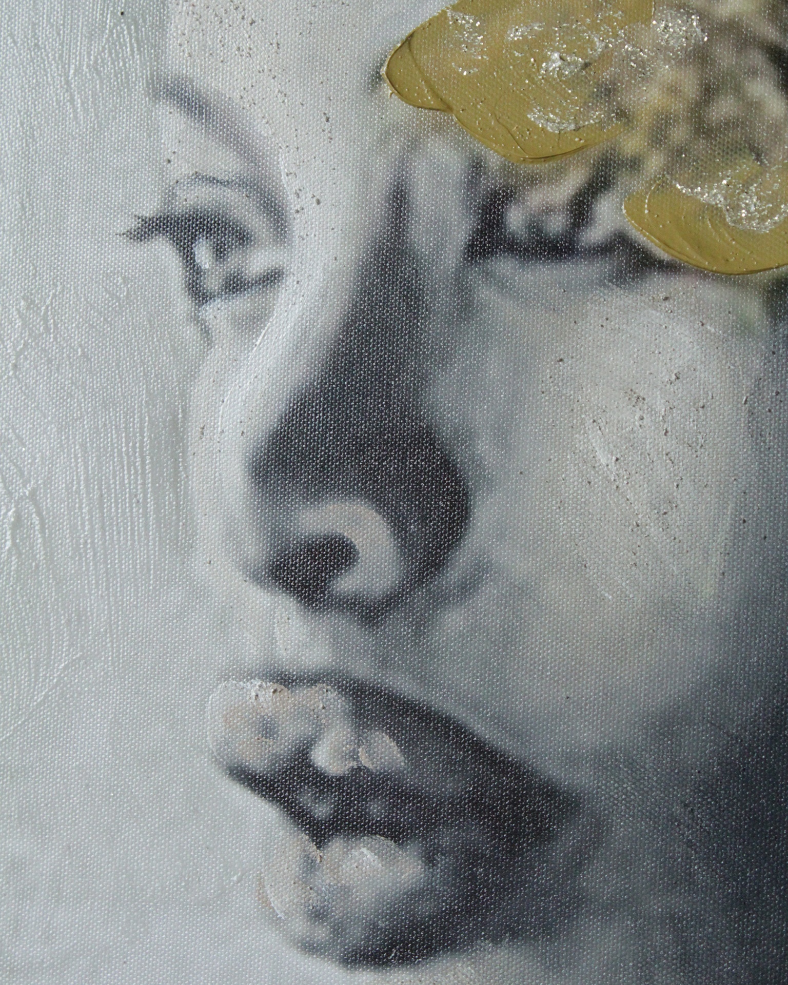 pintura em tela em preto e branco de rosto feminino em perfil esquerdo