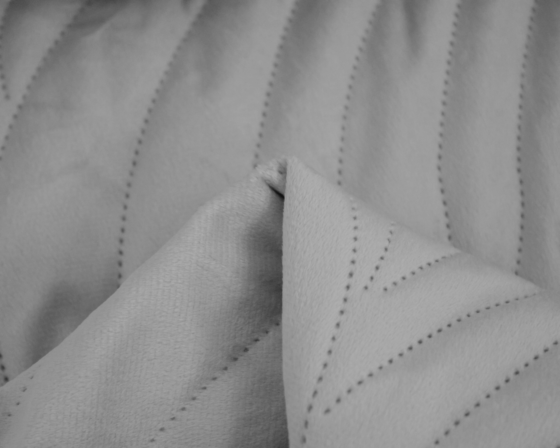 tecido cinza claro com padrão de linhas pontilhadas em ziguezague