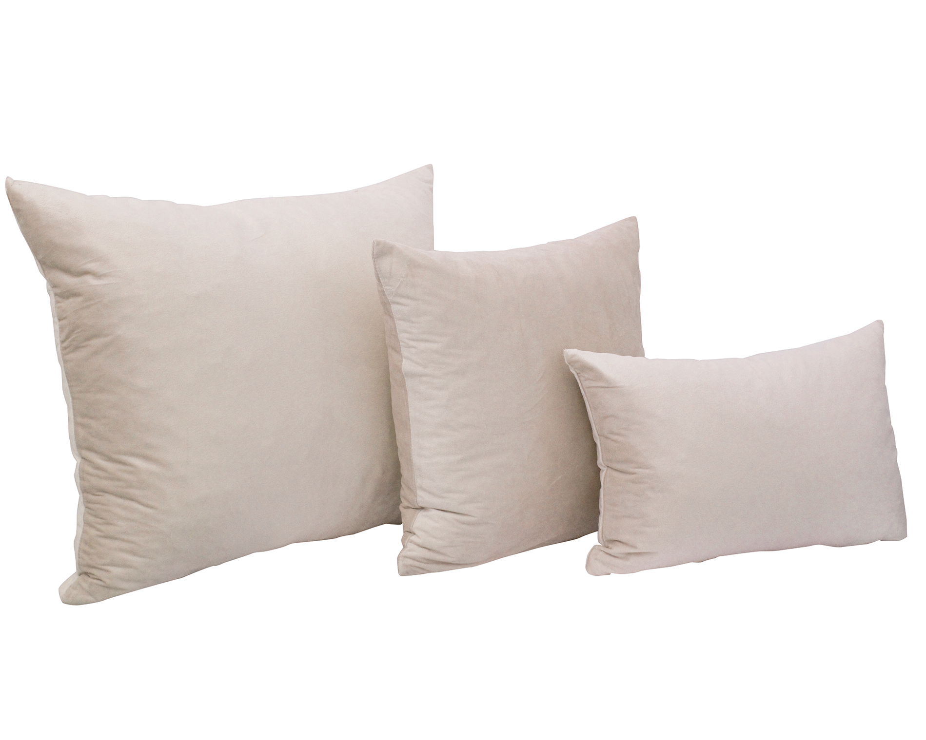 Três almofadas bege claro em vários tamanhos sobre fundo branco