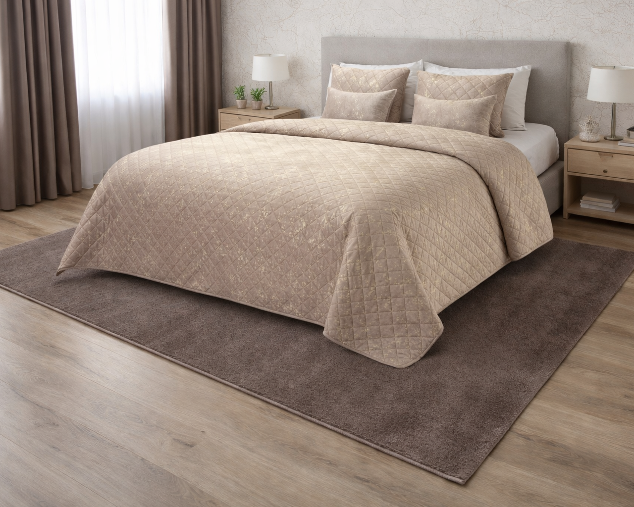 Conjunto de cama bege com padrão acolchoado e almofadas, cama com cabeceira cinza e tapete castanho