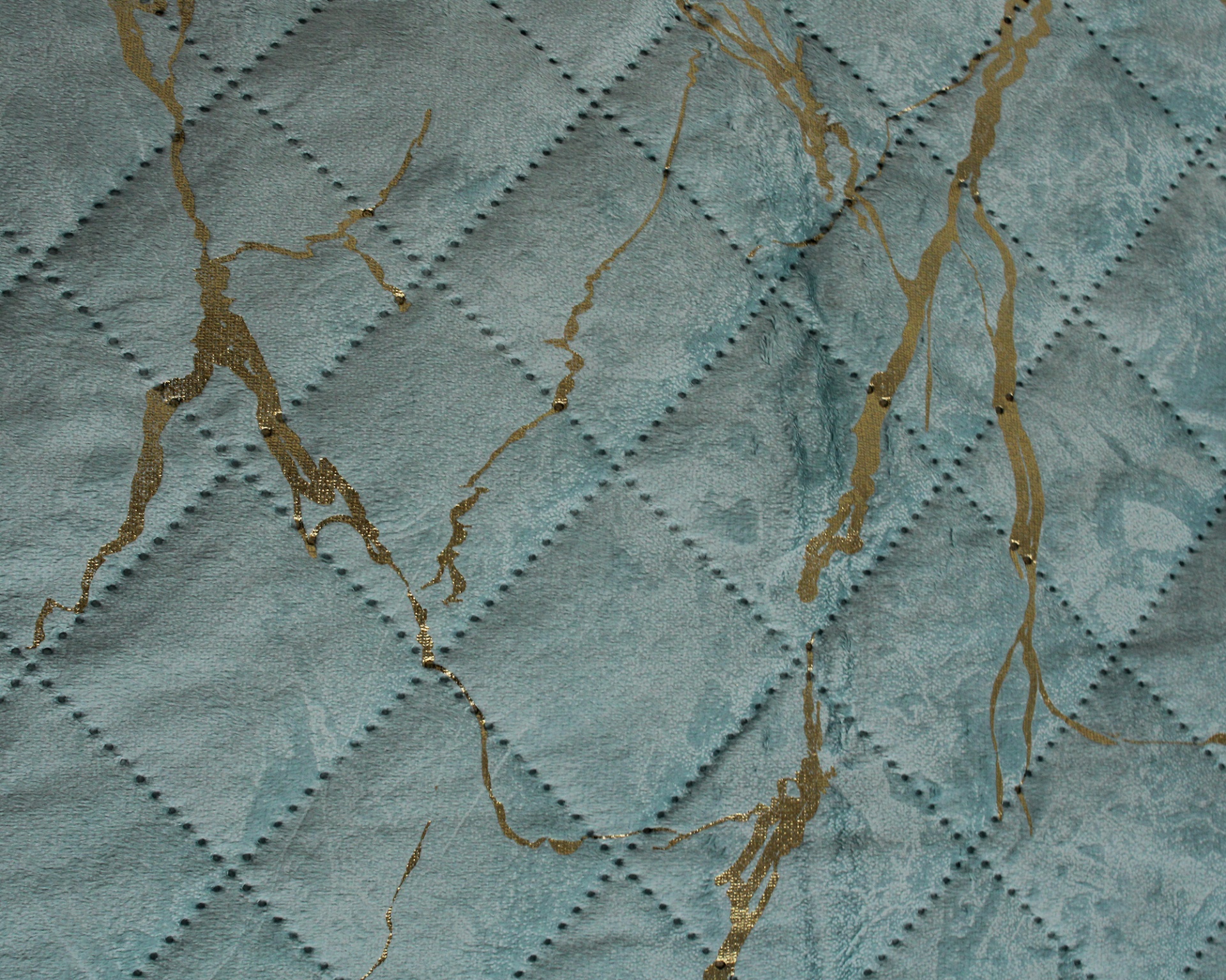 tecido matelassé azul claro com padrões dourados e textura textil