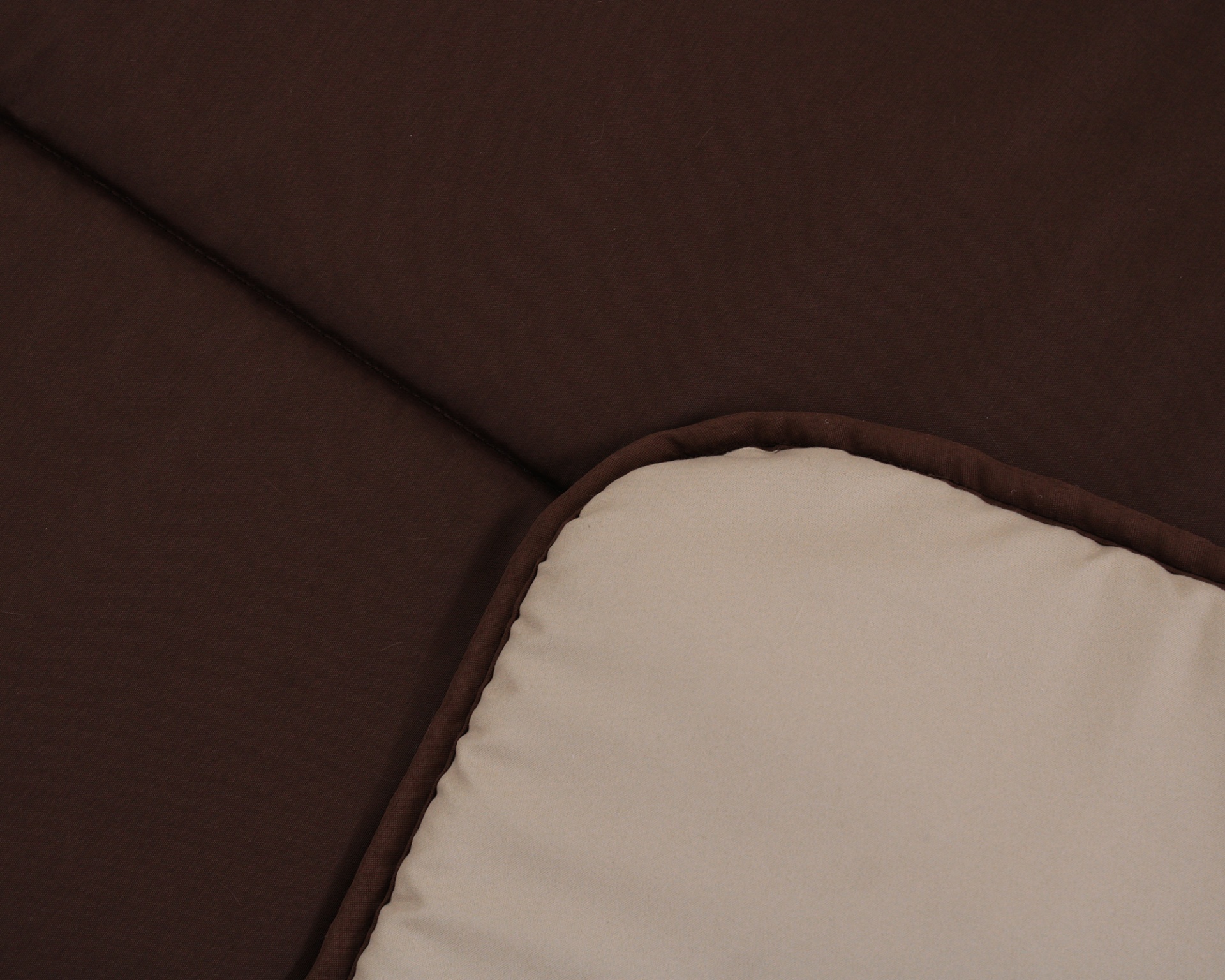 Edredão ou almofada castanho e bege com bordas arredondadas