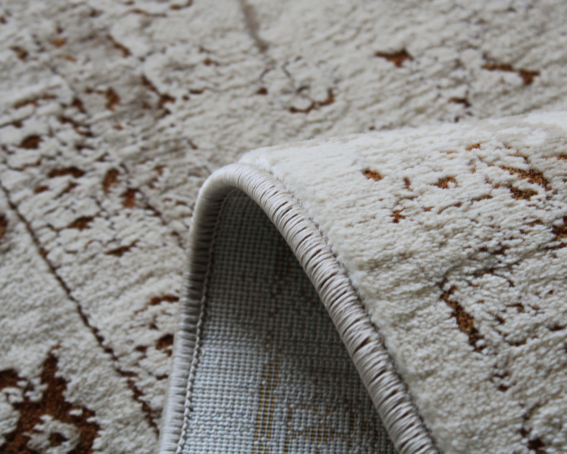 Tapete bege e marrom com padrão e textura detalhada