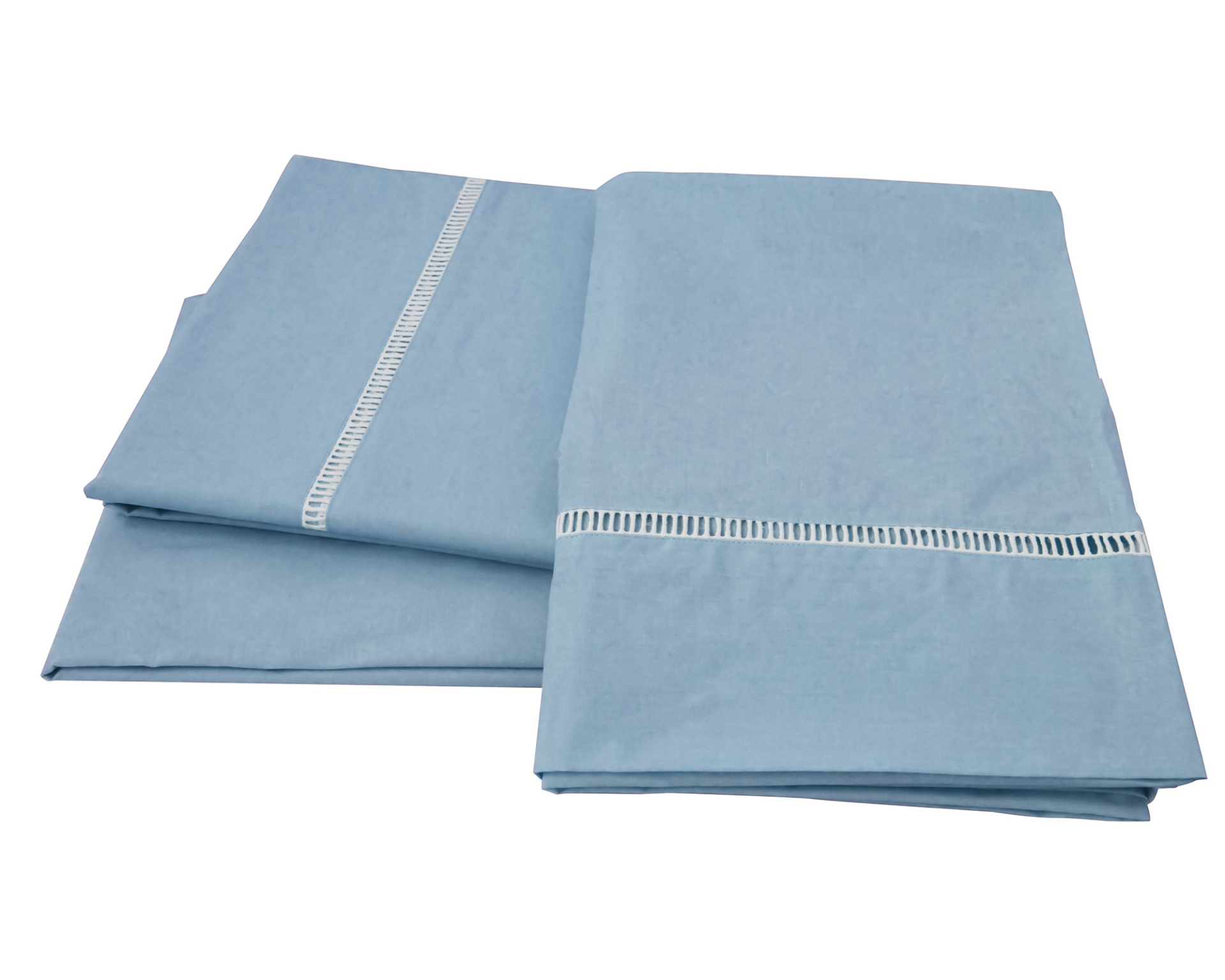Conjunto de lençóis azul claro dobrados com bordado branco