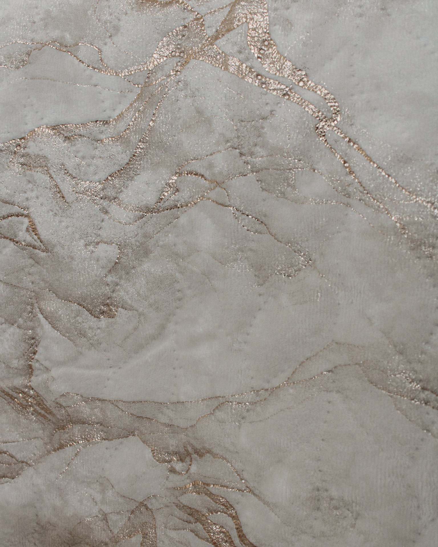 Superfície marmorizada em cinza claro com veios dourados