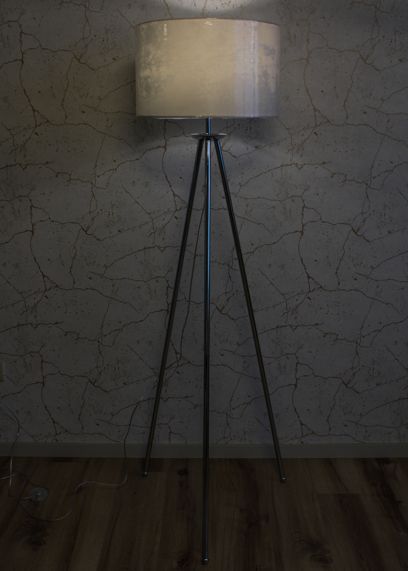 Candeeiro de pé com abajur branco e base tripé preta