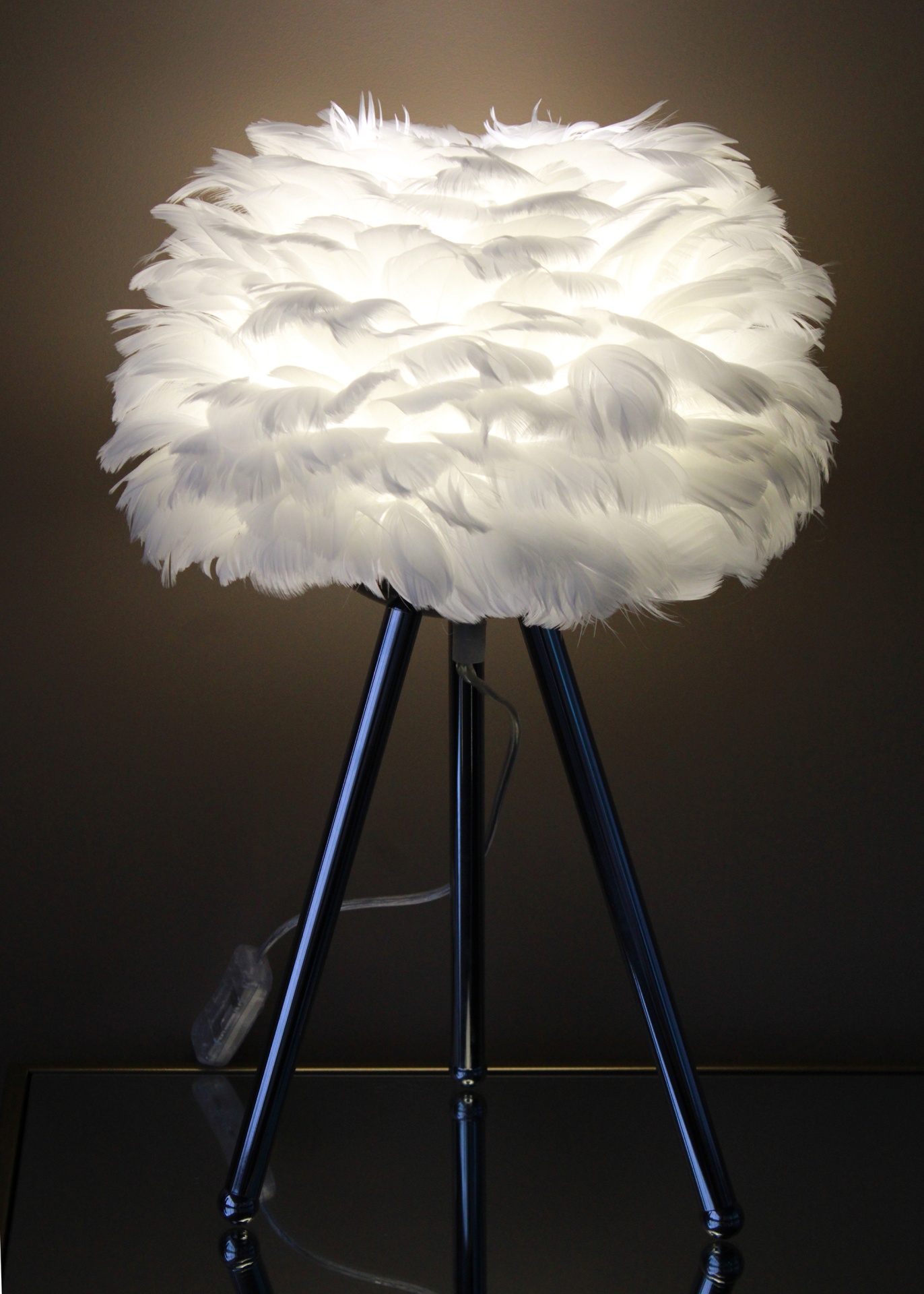 Candeeiro de mesa com abajur de penas brancas e base metálica tripé preta