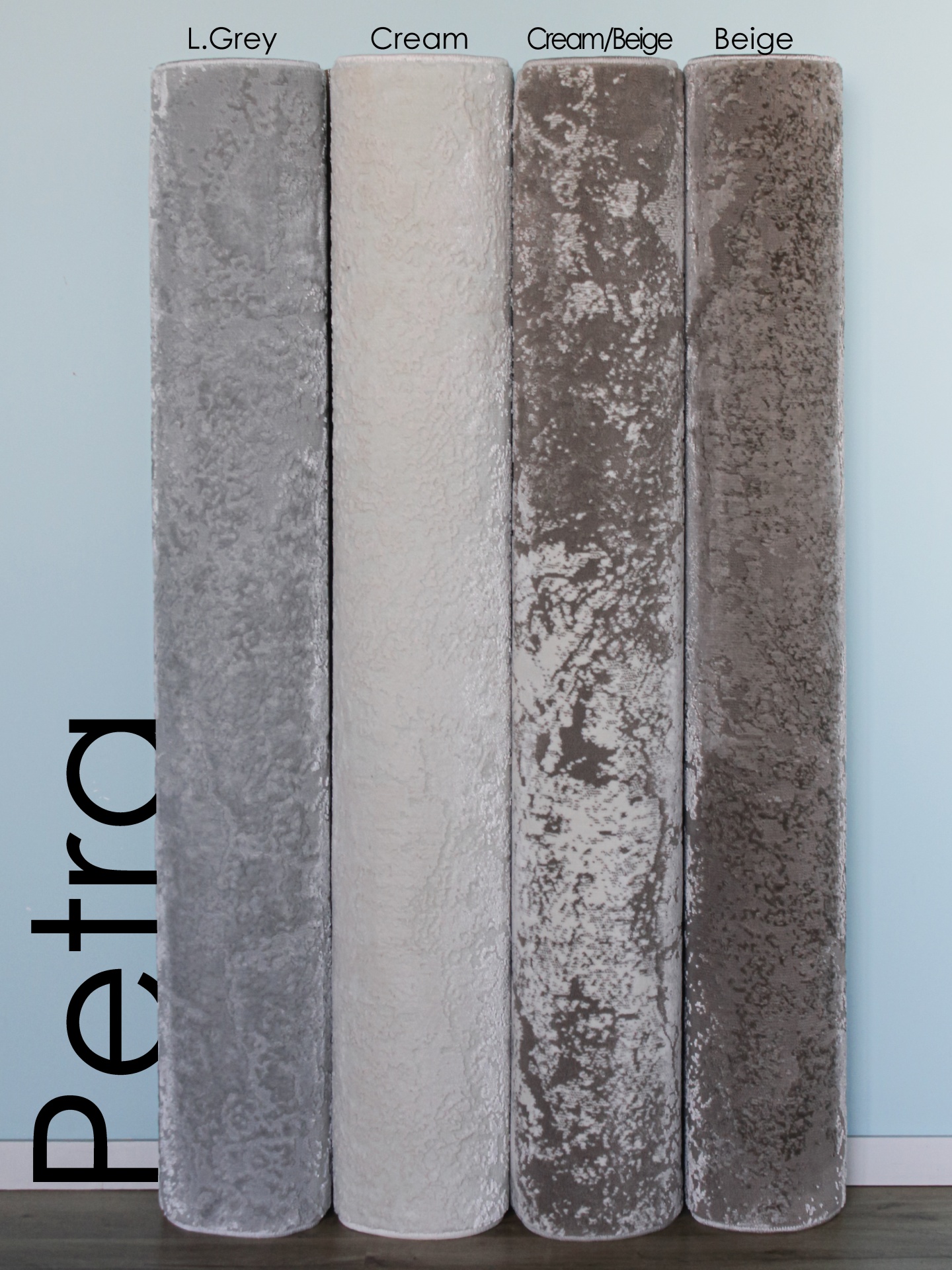 Rolos de tecido com textura de veludo em várias cores com texto na parede