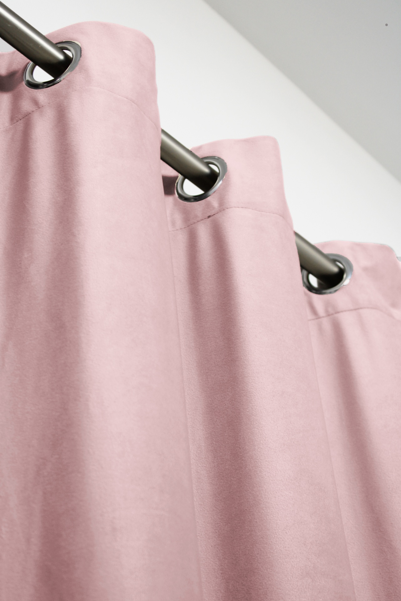 Cortina rosa pendurada em varão metálico prateado com ilhós metálicos