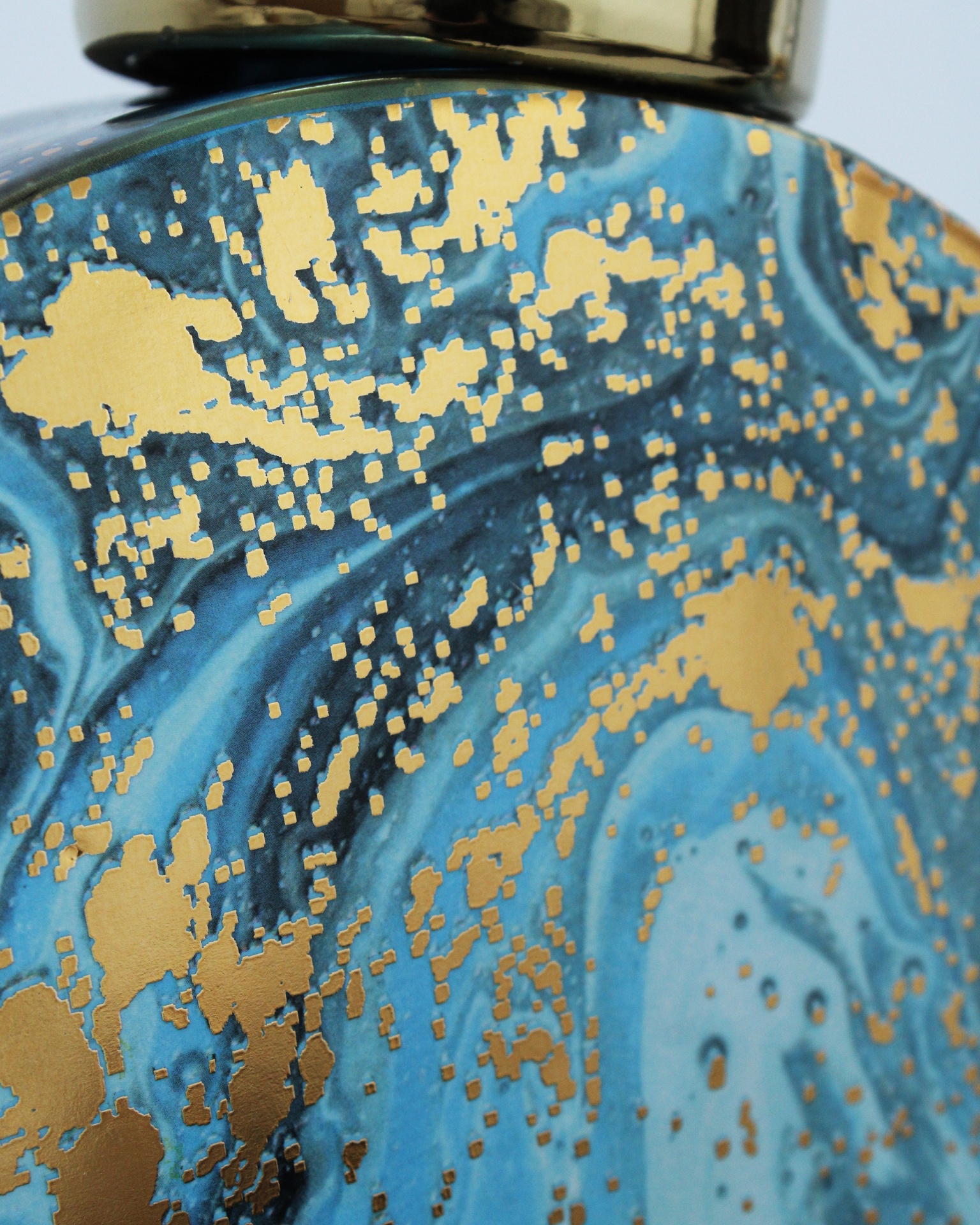 Frasco decorativo azul, negro e dourado com topo metálico prateado