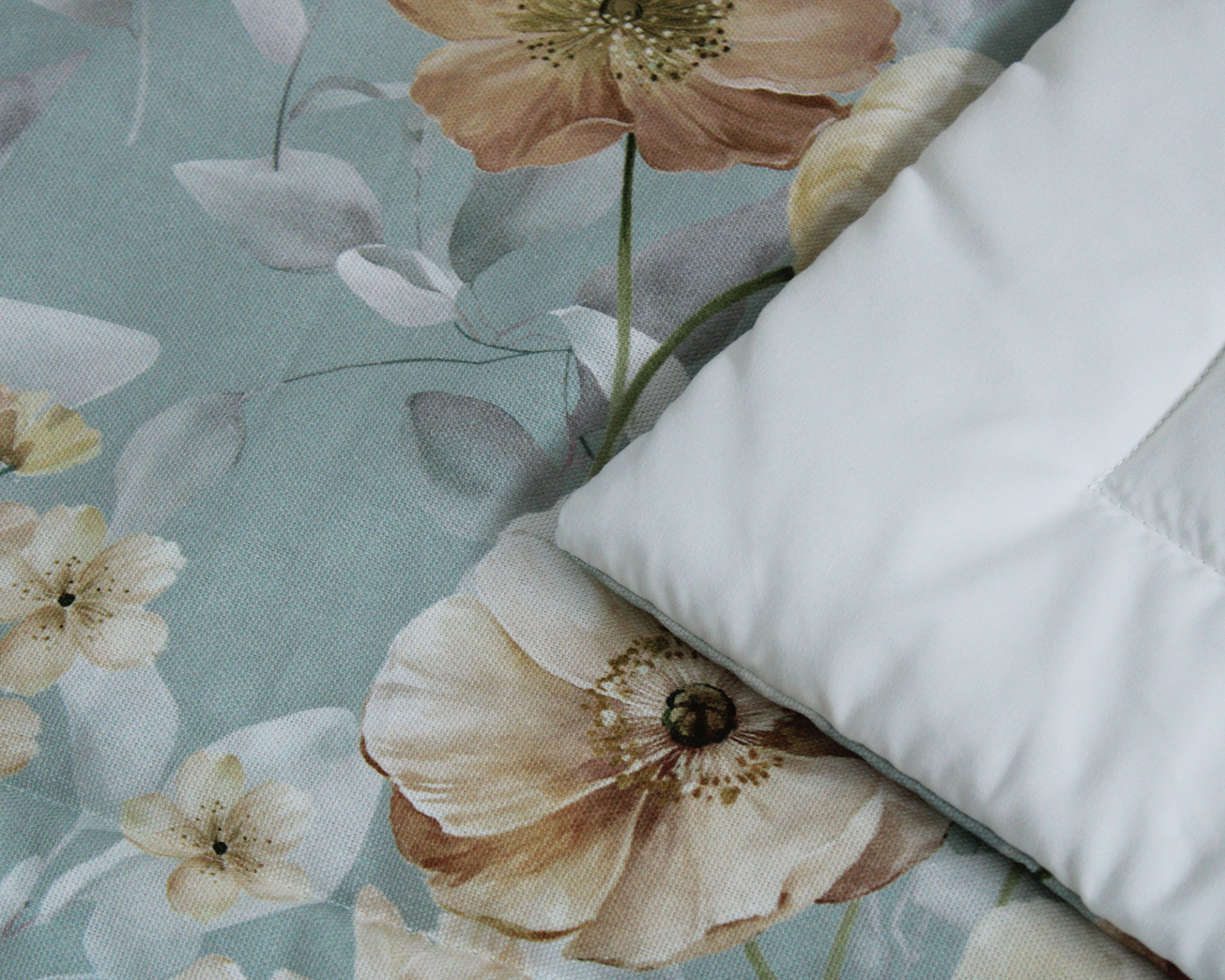 Tecido floral azul claro com almofada branca