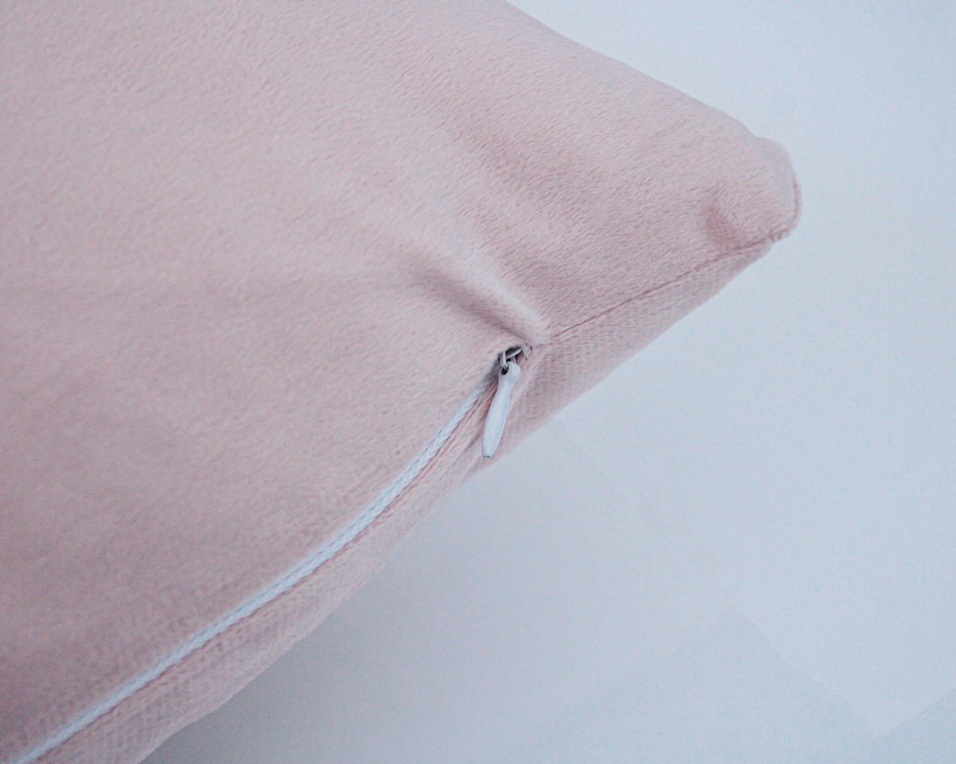 Almofada rosa clara com fecho branco