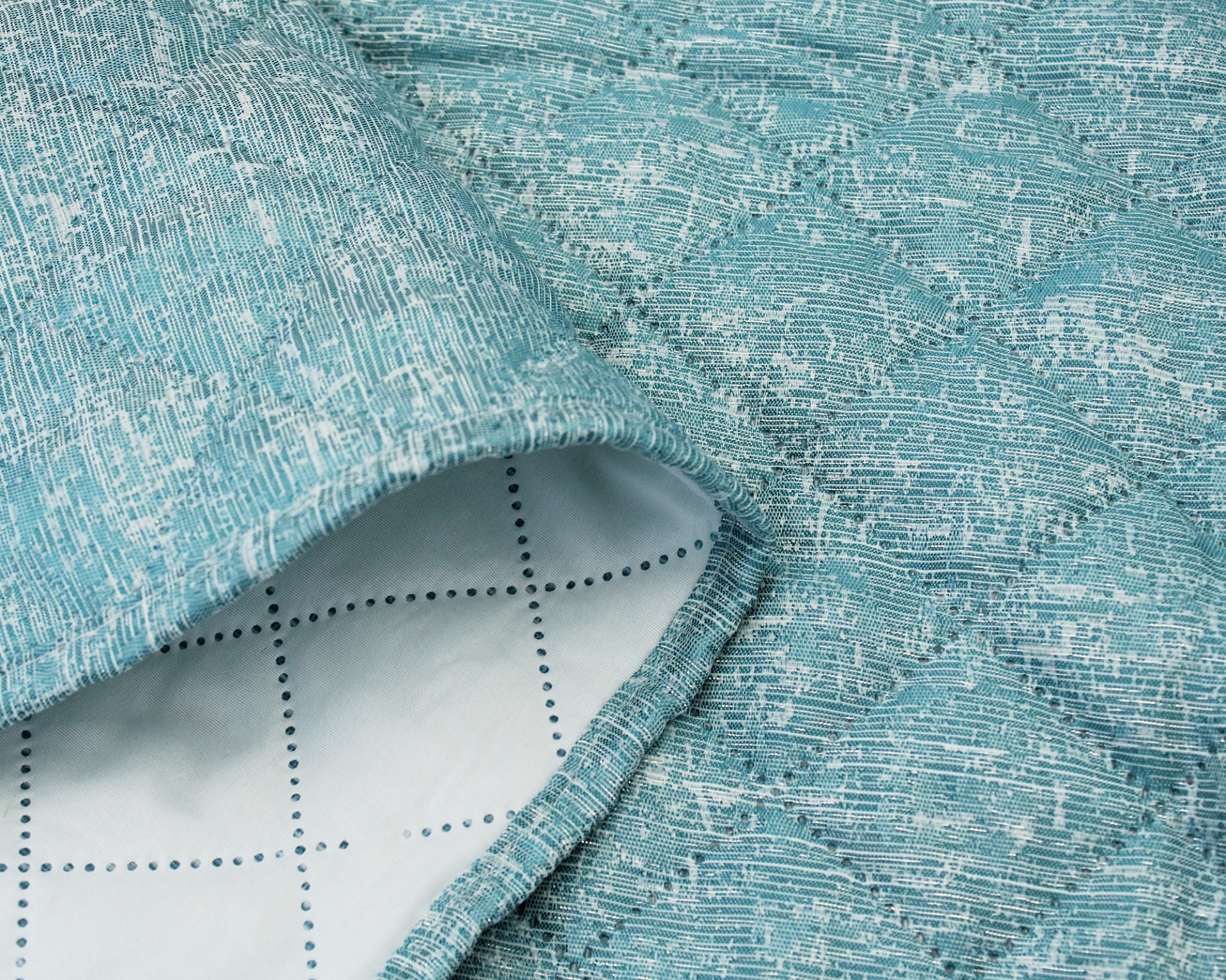 Tecido azul esverdeado texturizado com interior branco e padrão de quadrados pretos