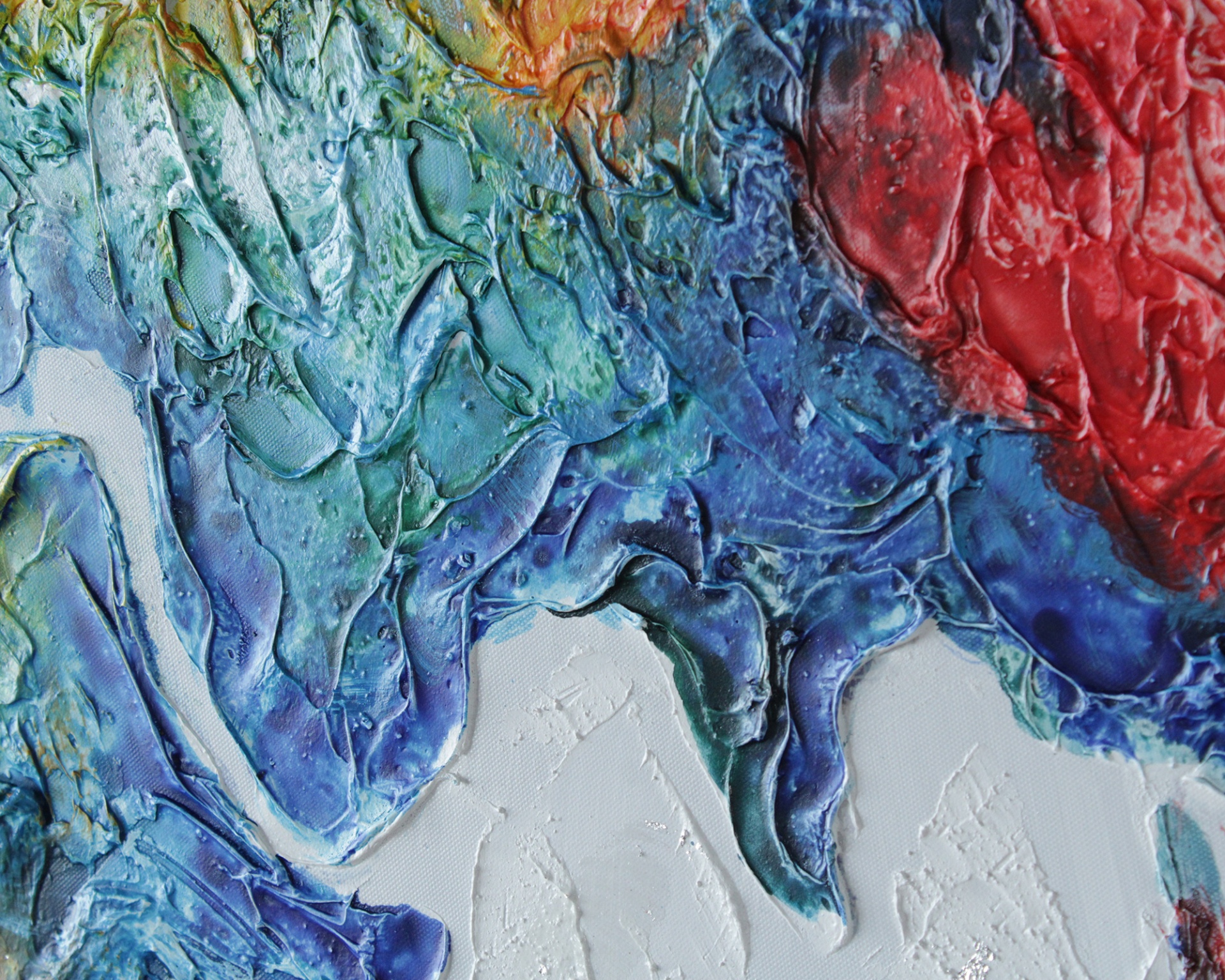 Pintura abstrata texturizada com cores azul, vermelho, verde e branco