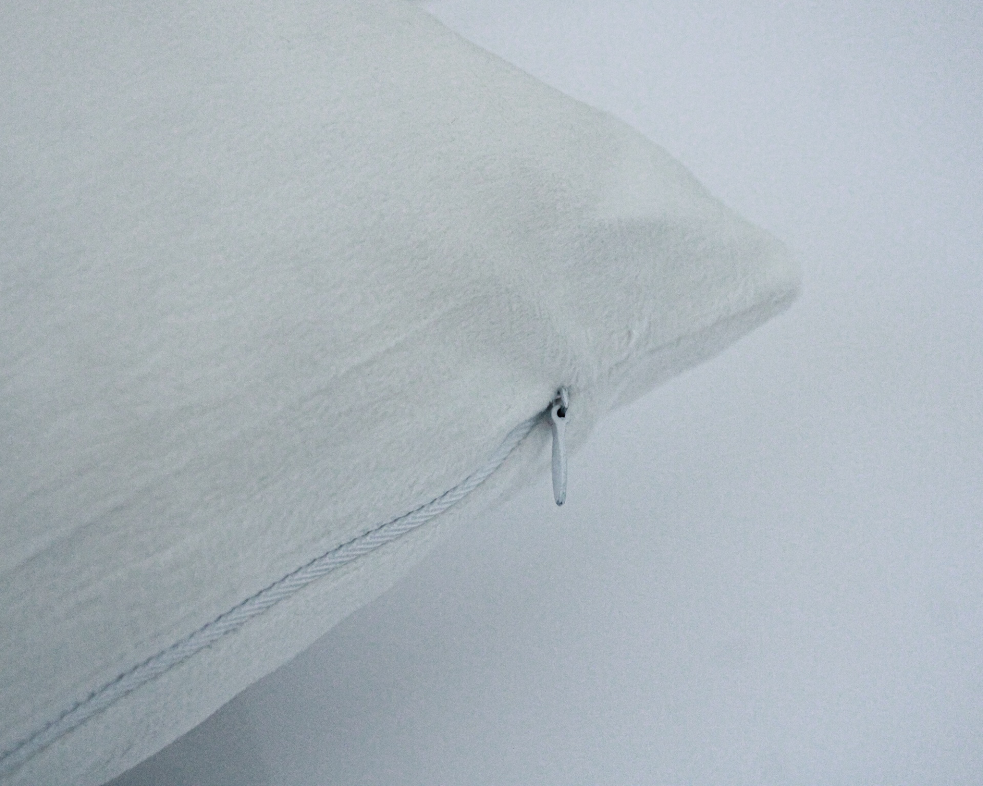 almofada branca com fecho