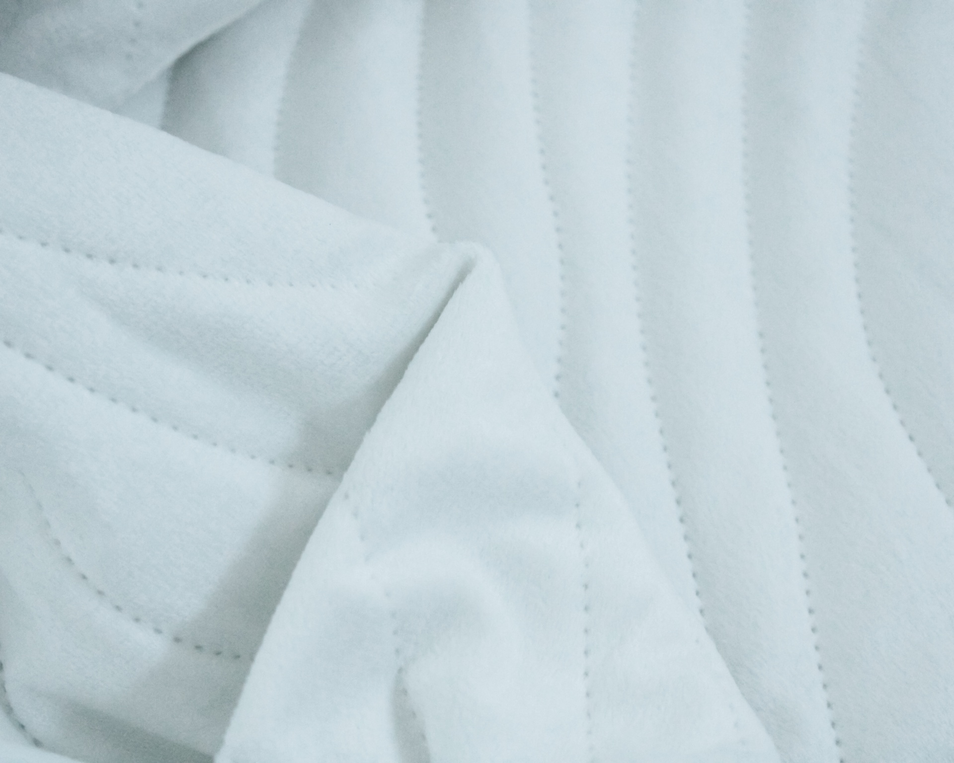 Tecido branco com padrão de costura ondulada acolchoado