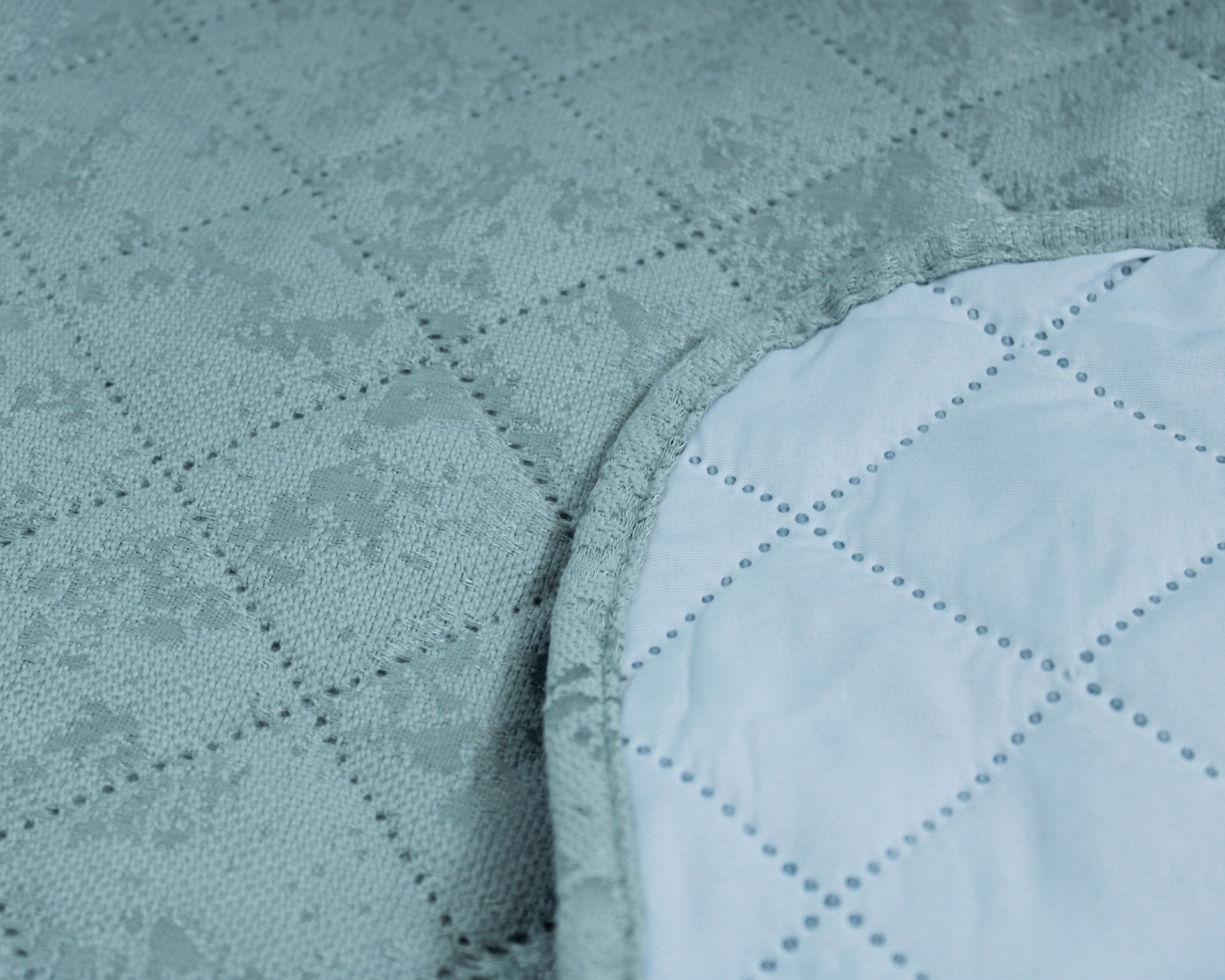 Mantais de tecido cinza e branco com padrões acolchoados