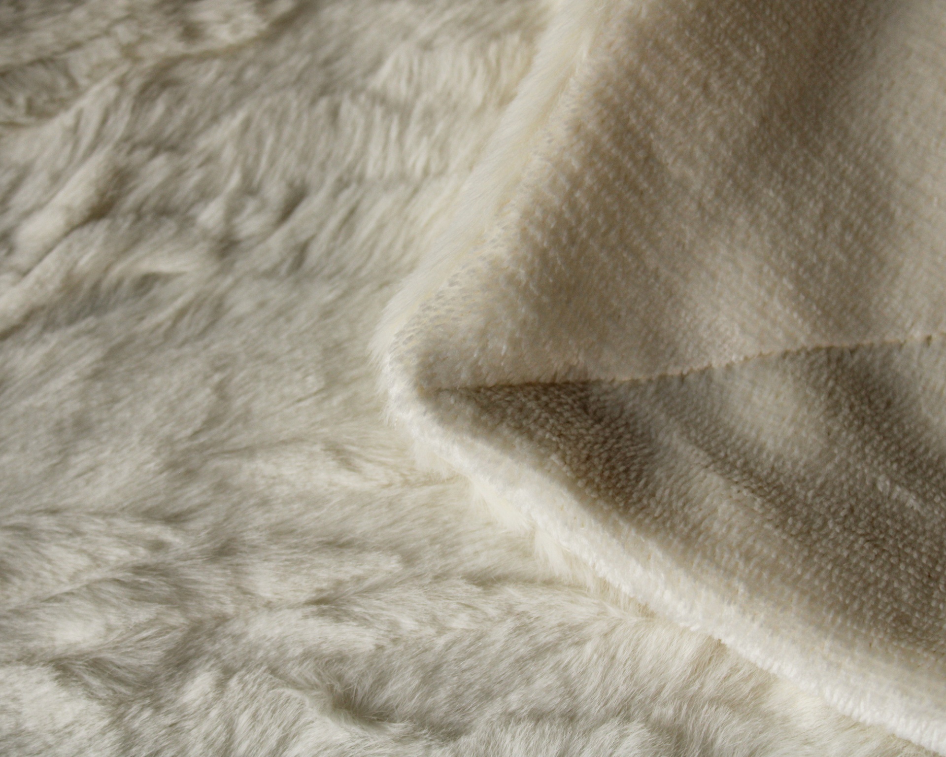 Tapete ou manta branca de pelo macio com textura visível