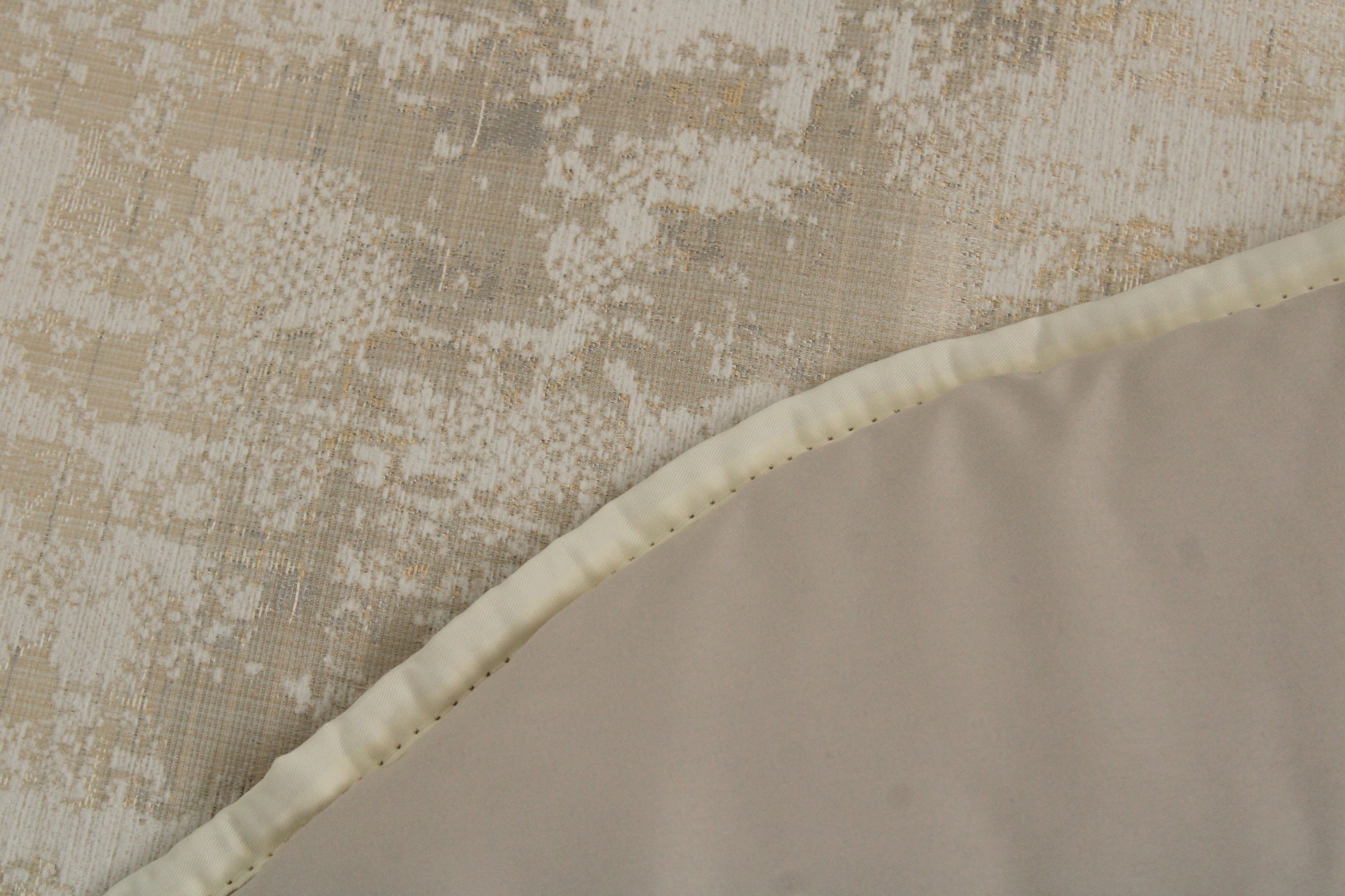 Tapete cinza bege dourado com canto em tecido bege e remate amarelo claro