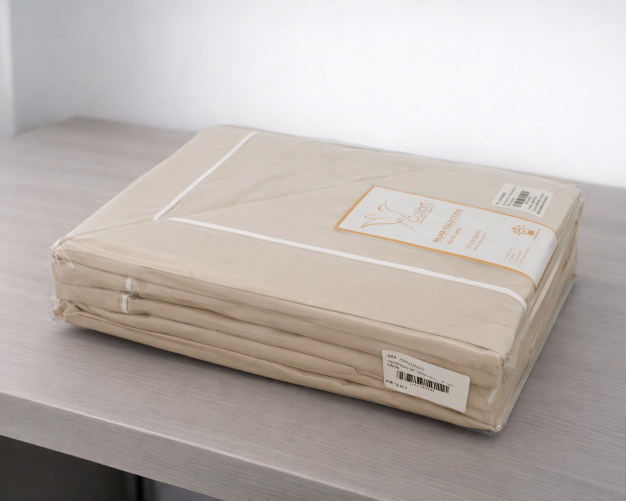 Colcha de cama bege clara embalada em plástico com etiqueta
