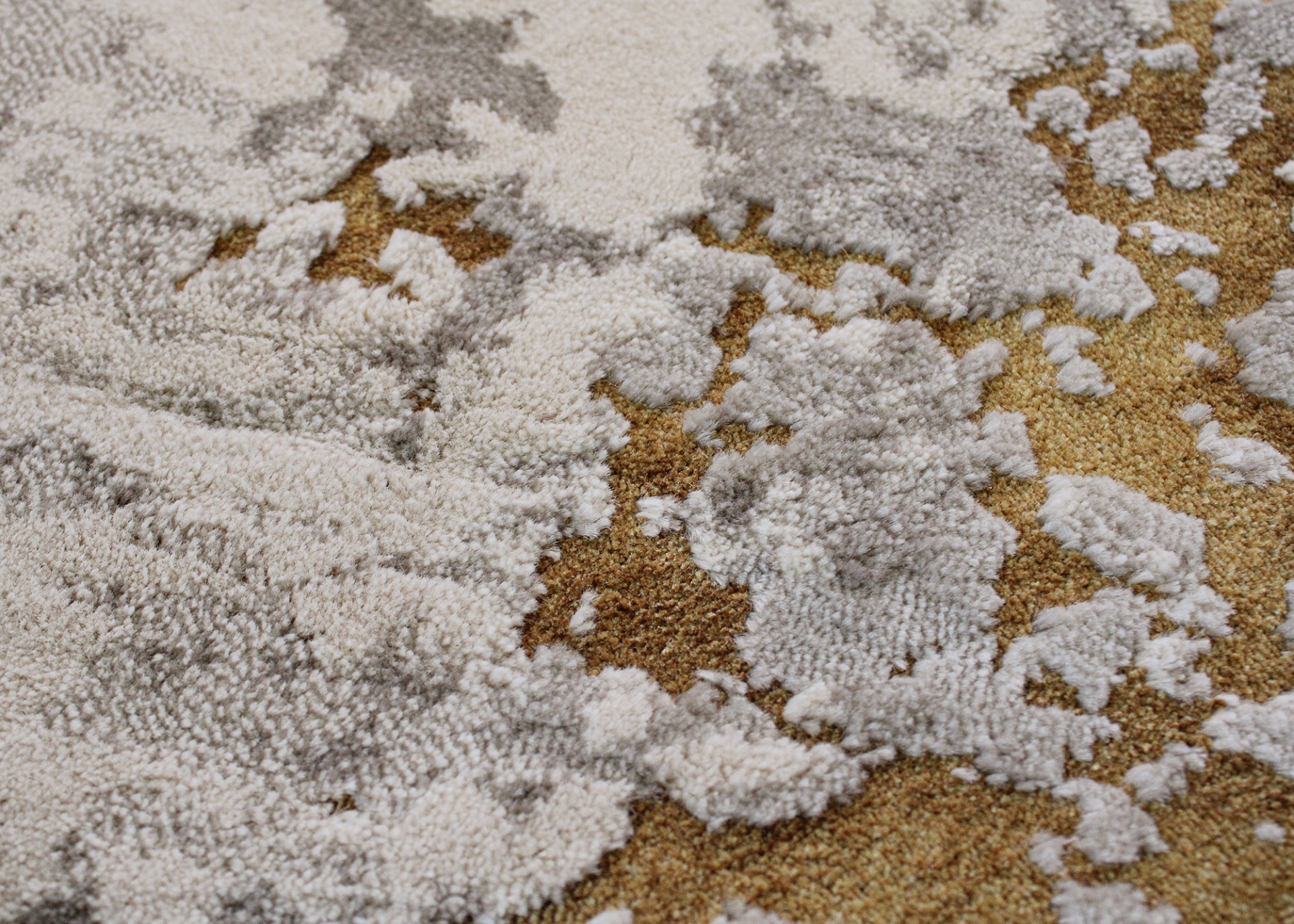 Tapete texturado com padrão irregular em bege, cinza claro e castanho