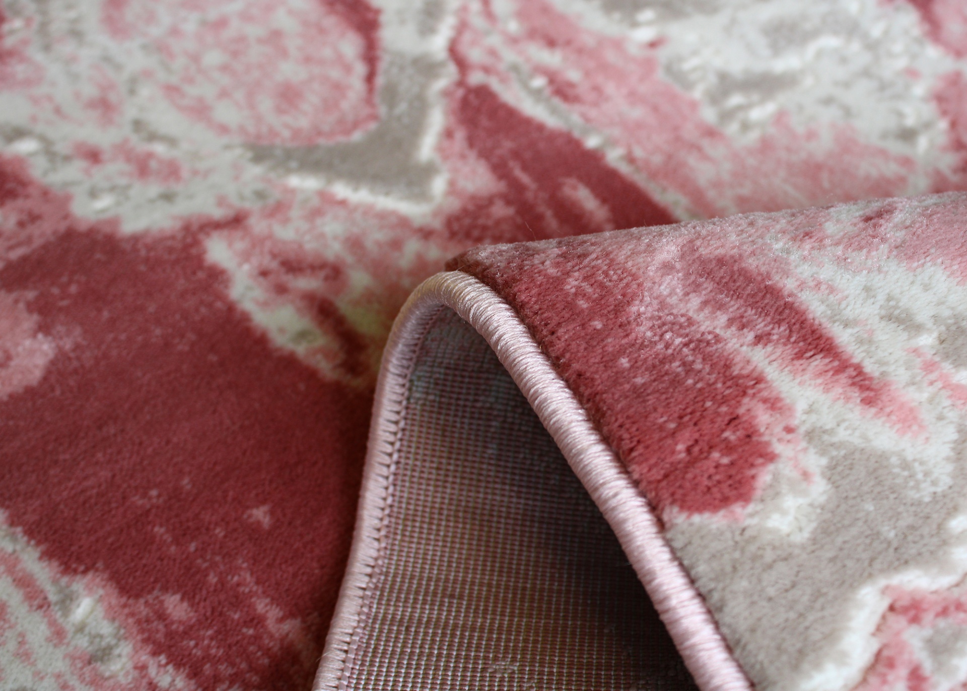 Tapete floral rosa e bege com detalhe costurado na borda e verso em tecido