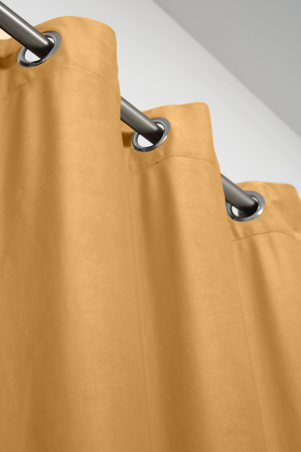 Cortina amarelo mostarda com ilhós prateados em varão metálico