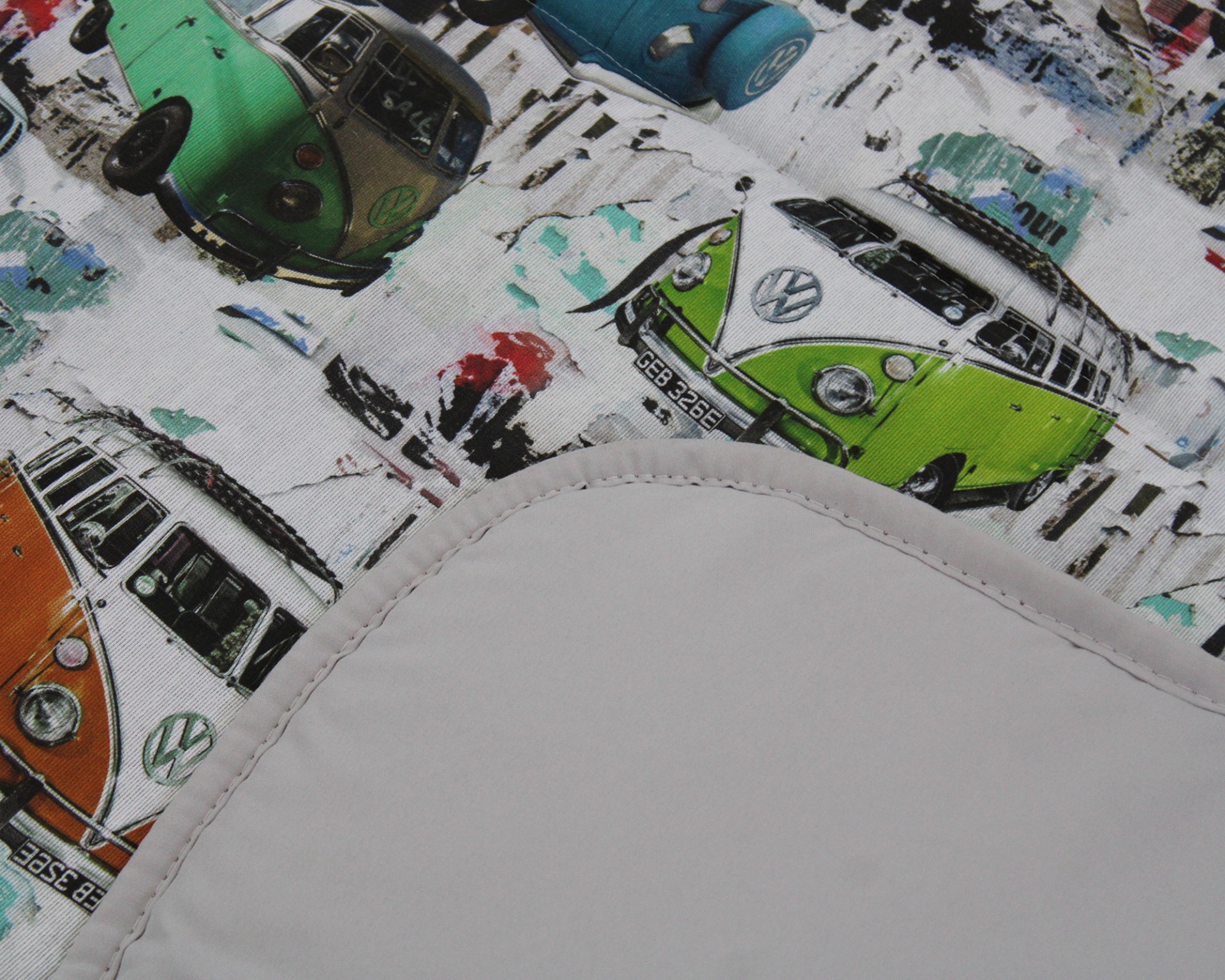 Tecido com estampado de carrinhas Volkswagen coloridas e barra cinzenta