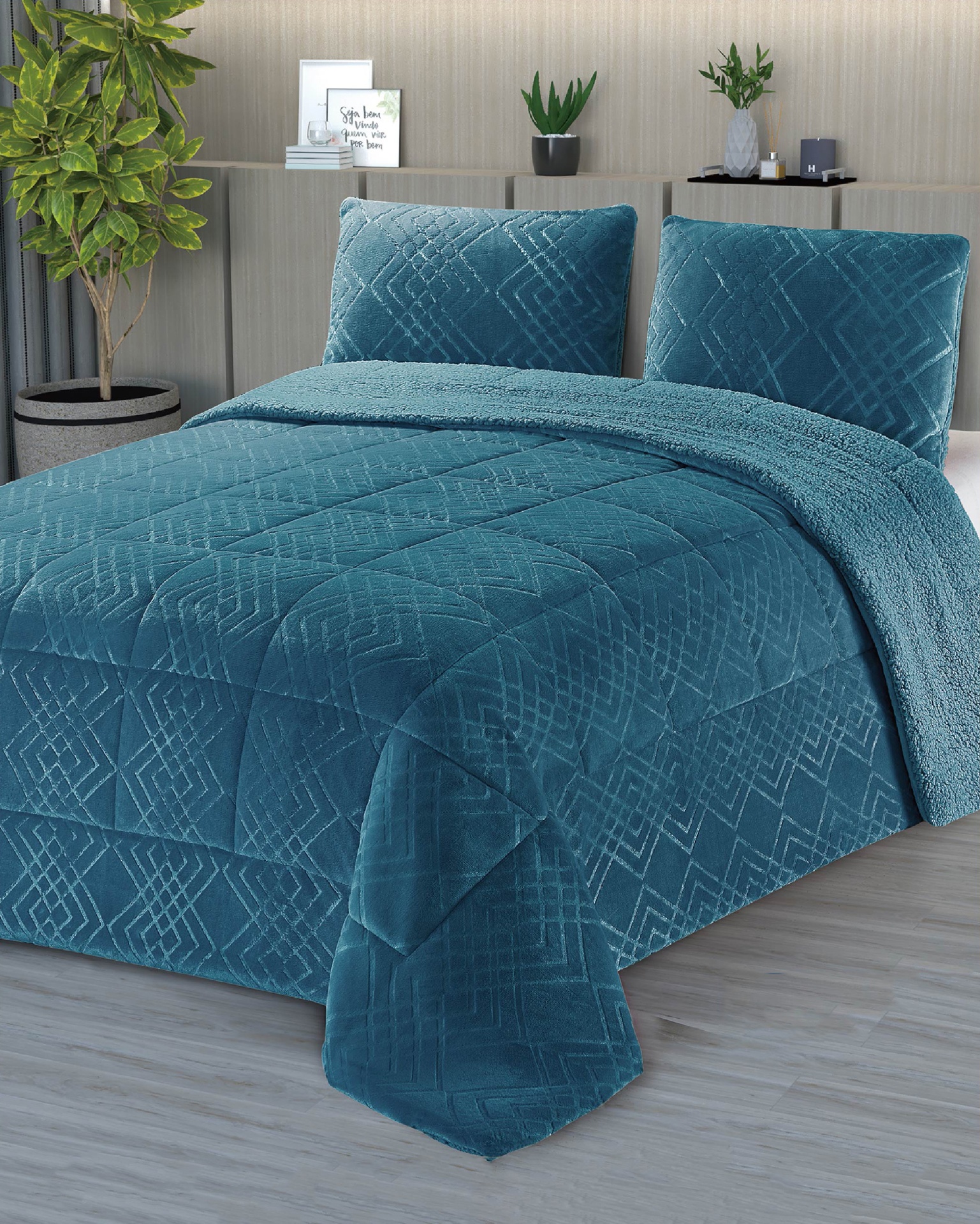 Capa de edredão e almofadas azuis com padrão geométrico em relevo