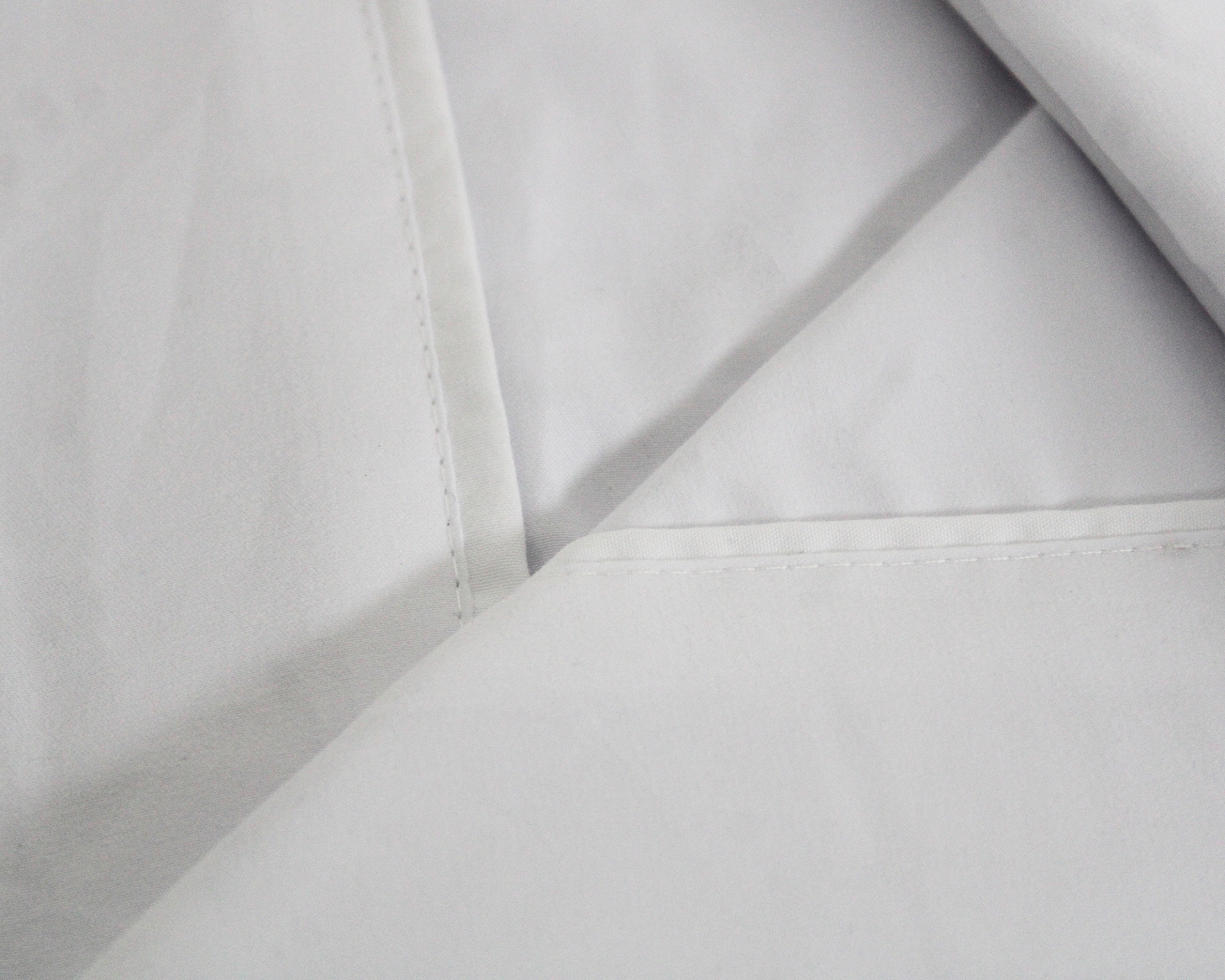 Tecido branco com costuras e dobra