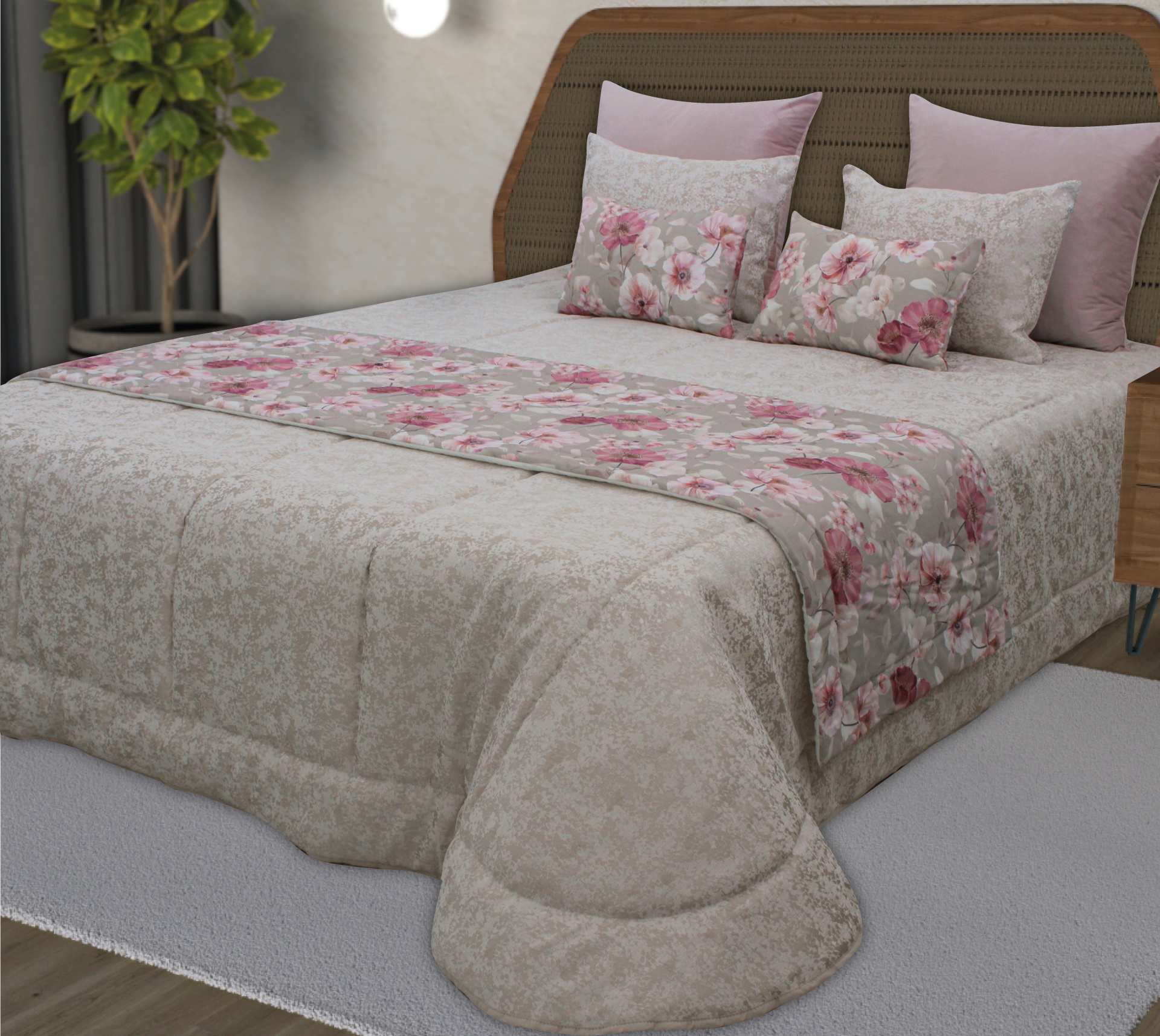 Colcha bege com padrão floral em cama de casal