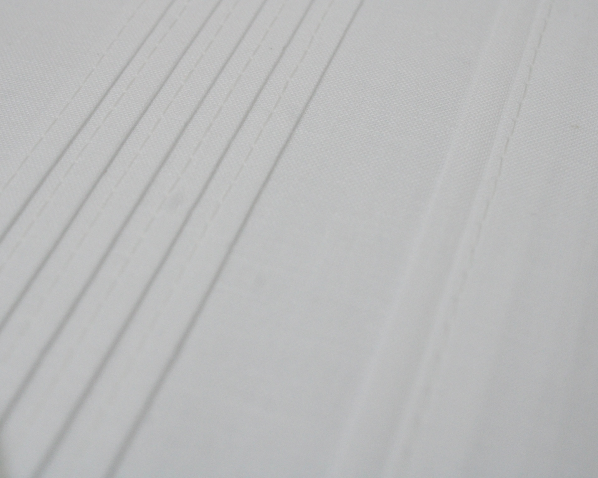 tecido branco com linhas verticais e textura suave