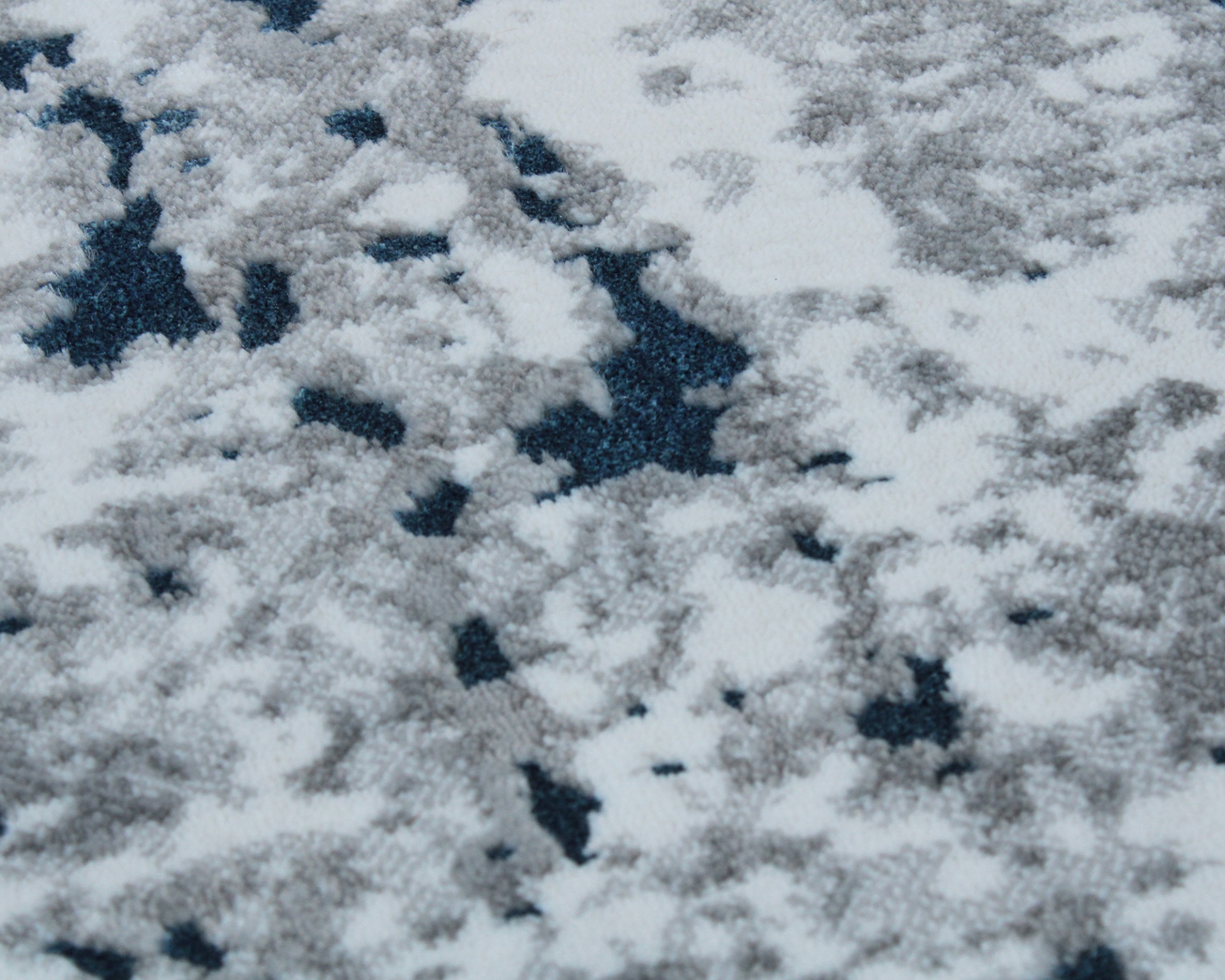 Tapete com padrão abstrato cinza, branco e azul escuro