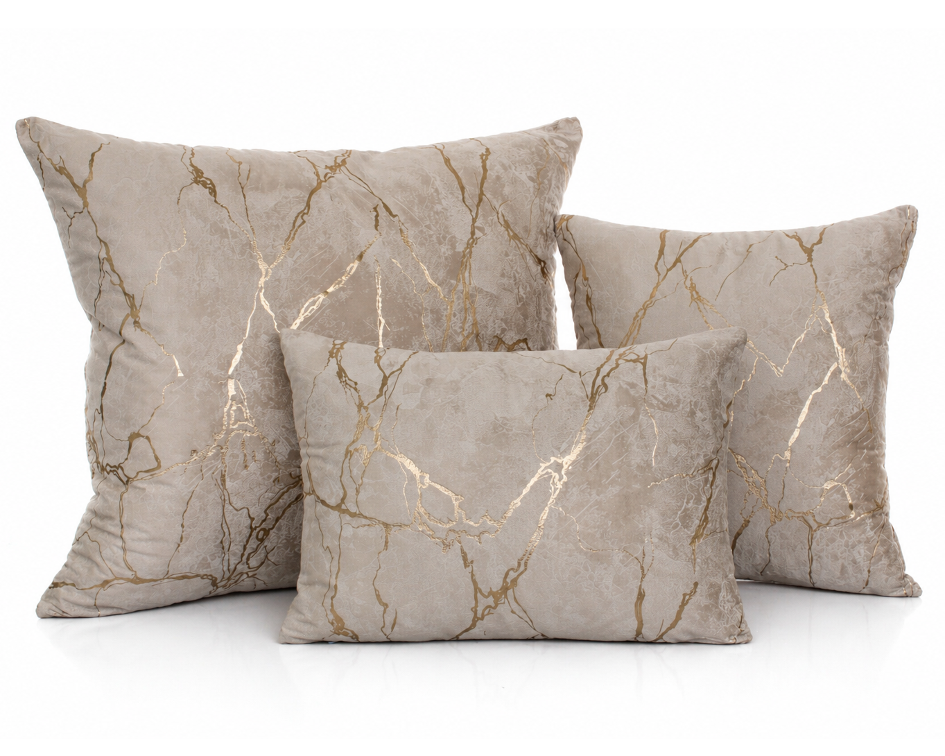 Três almofadas bege com padrão marmoreado dourado