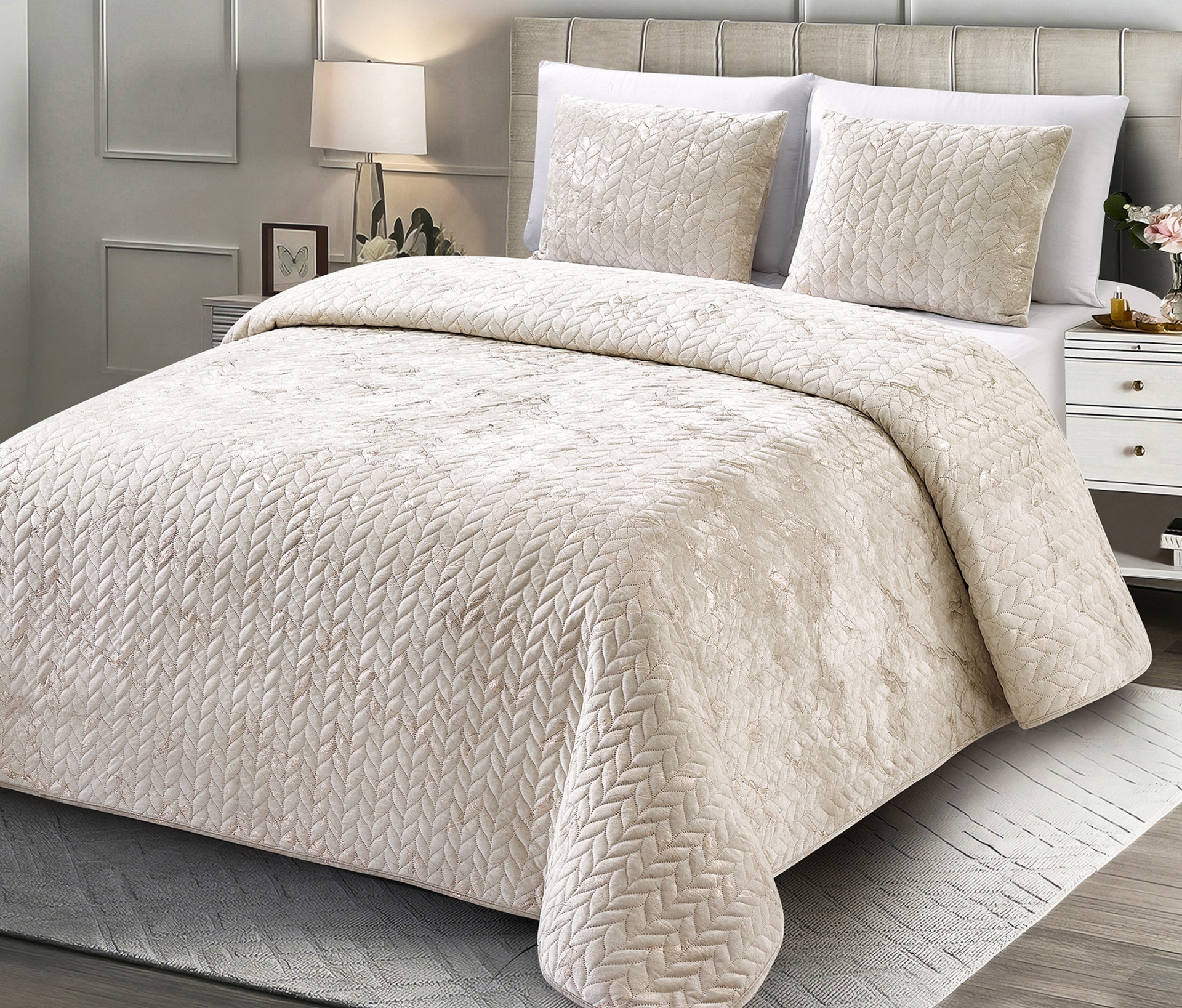 Cobre-leito e fronhas bege claro com padrão texturizado em cama de casal numa sala de quarto moderna