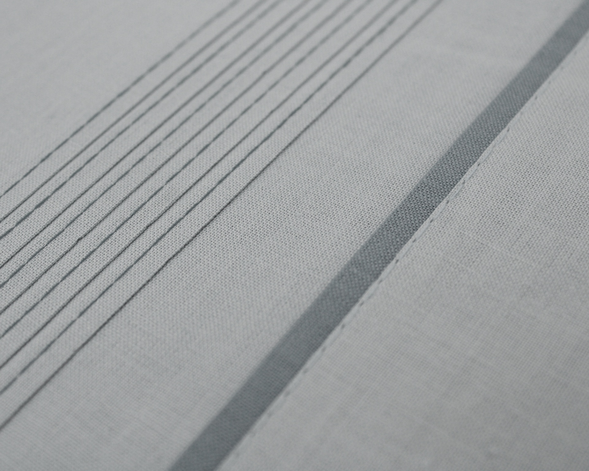 Tecido cinza claro com linhas finas paralelas em cinza escuro.