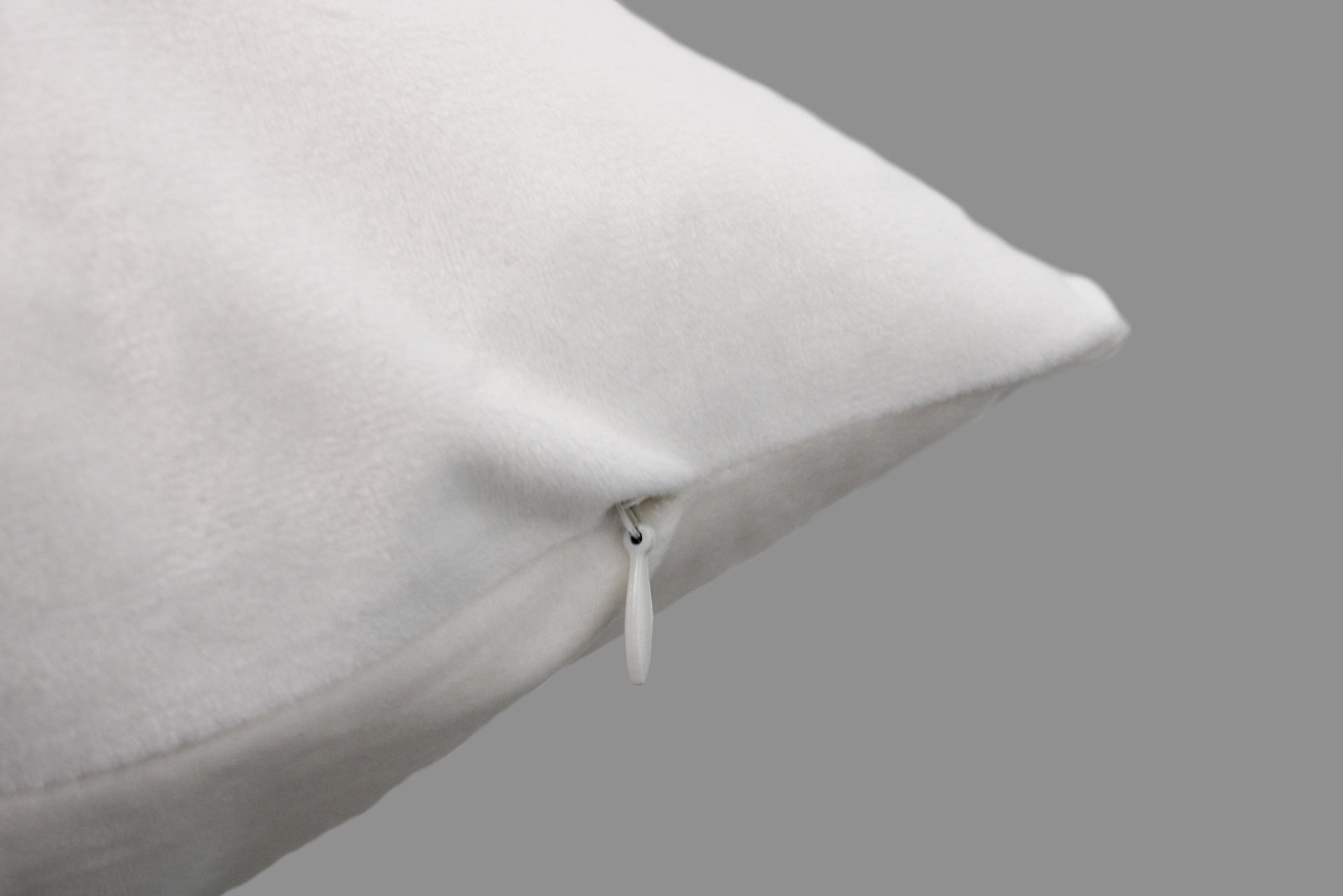 Almofada branca com fecho zipper visível
