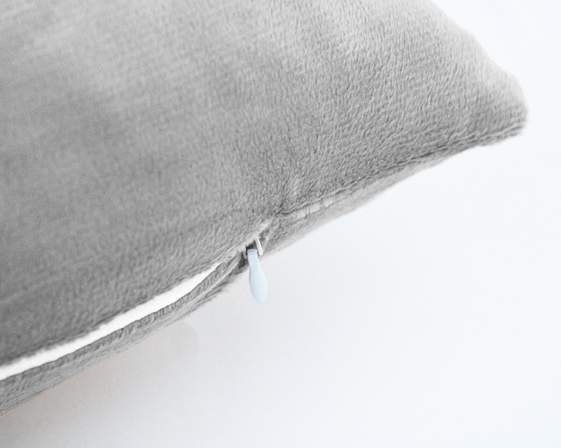 Almofada cinza com fecho éclair