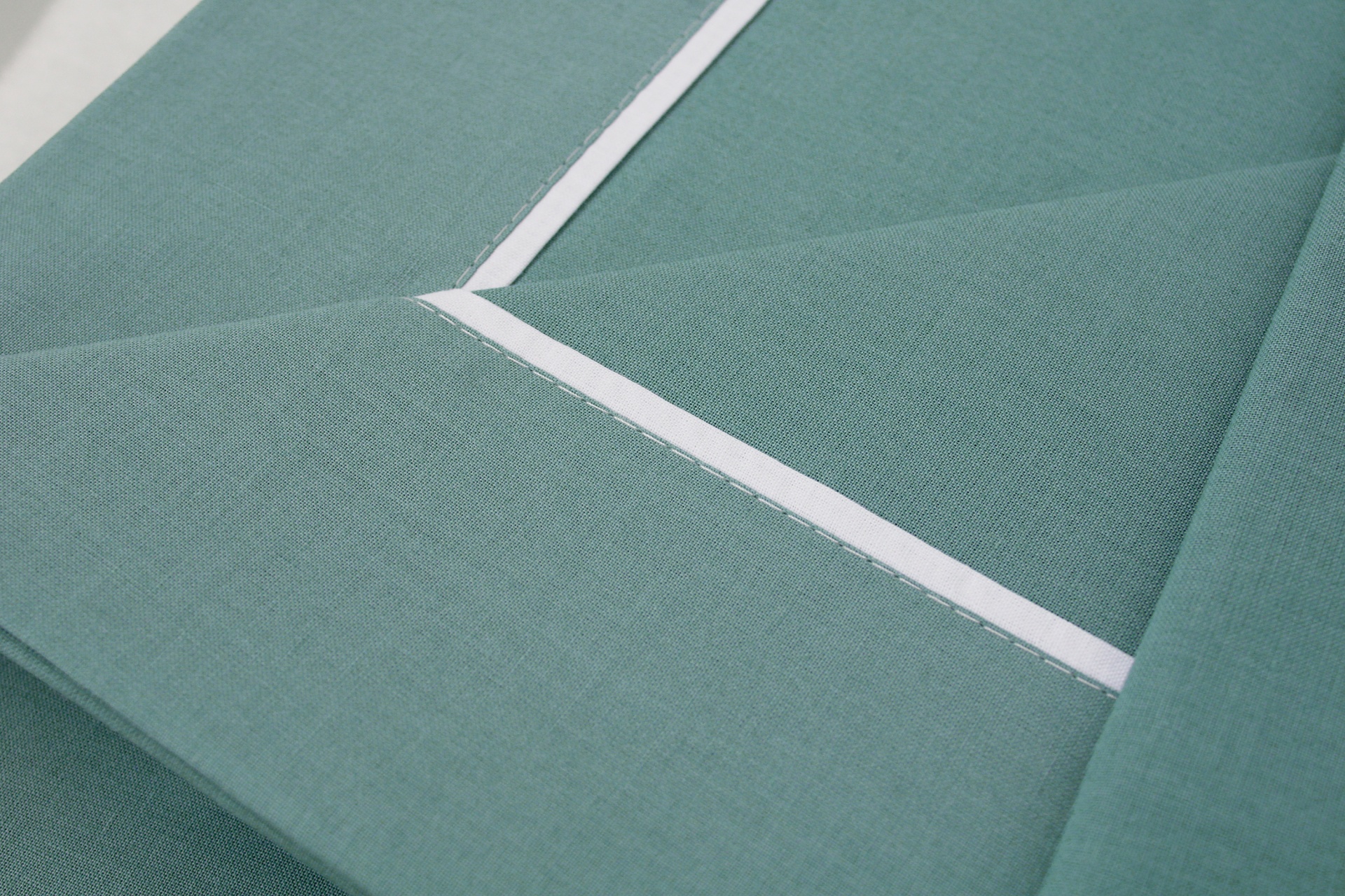 jogo de cama verde com listra branca