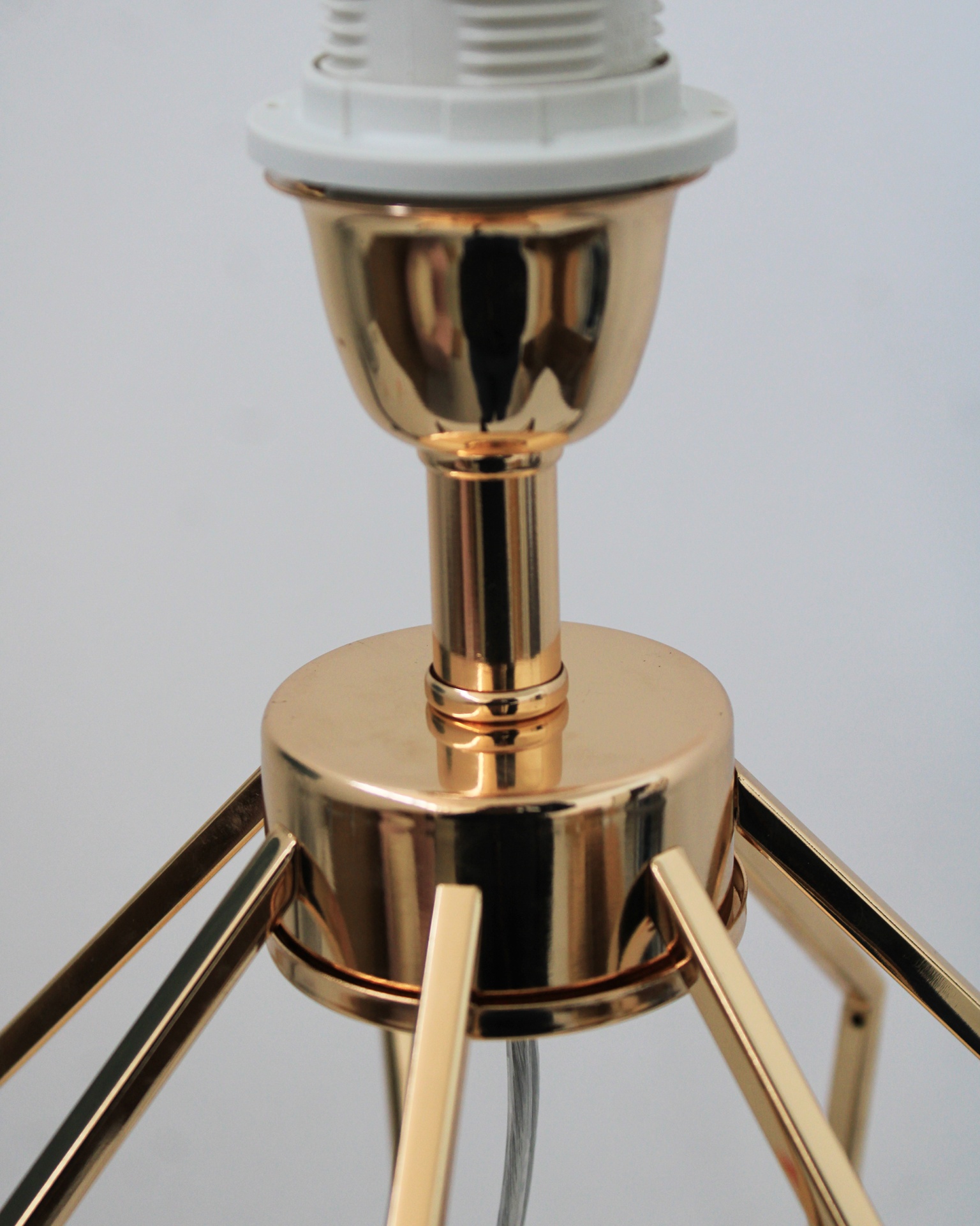 Suporte de candeeiro dourado de metal com vários braços finos e brilhantes