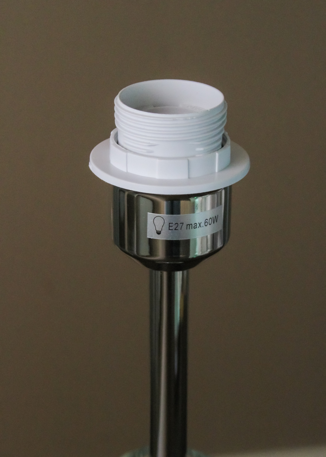 Suporte de lâmpada metálico com rosca branca e etiqueta com especificação de potência